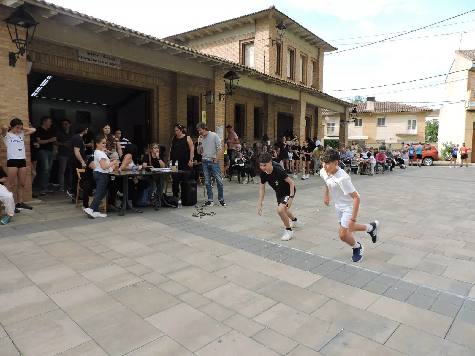Carrera de niños y niñas de 12 y 13 años