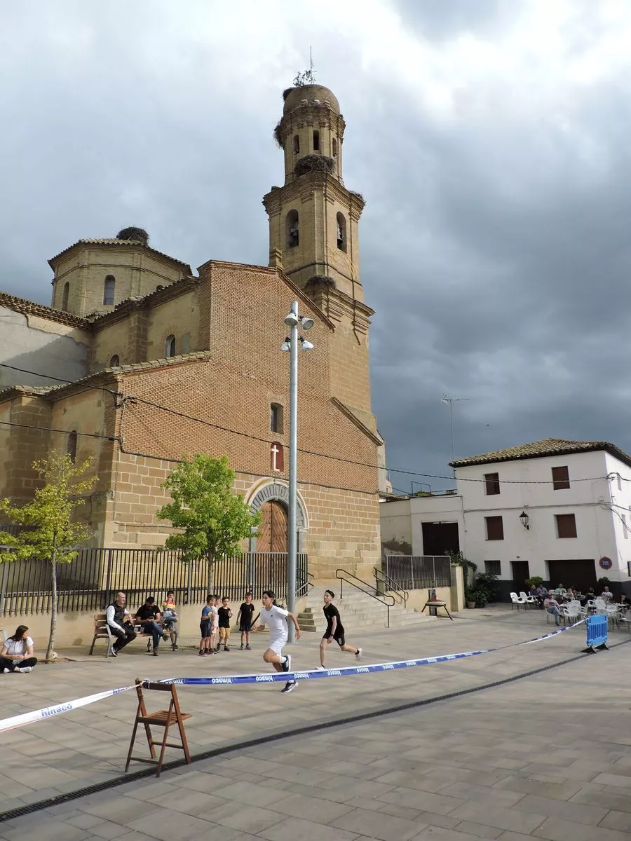 Carrera de niños y niñas de 12 y 13 años
