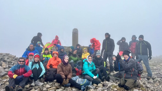 grupo de adultos en la cima del moncayo grupo de adultos en la cima del moncayo