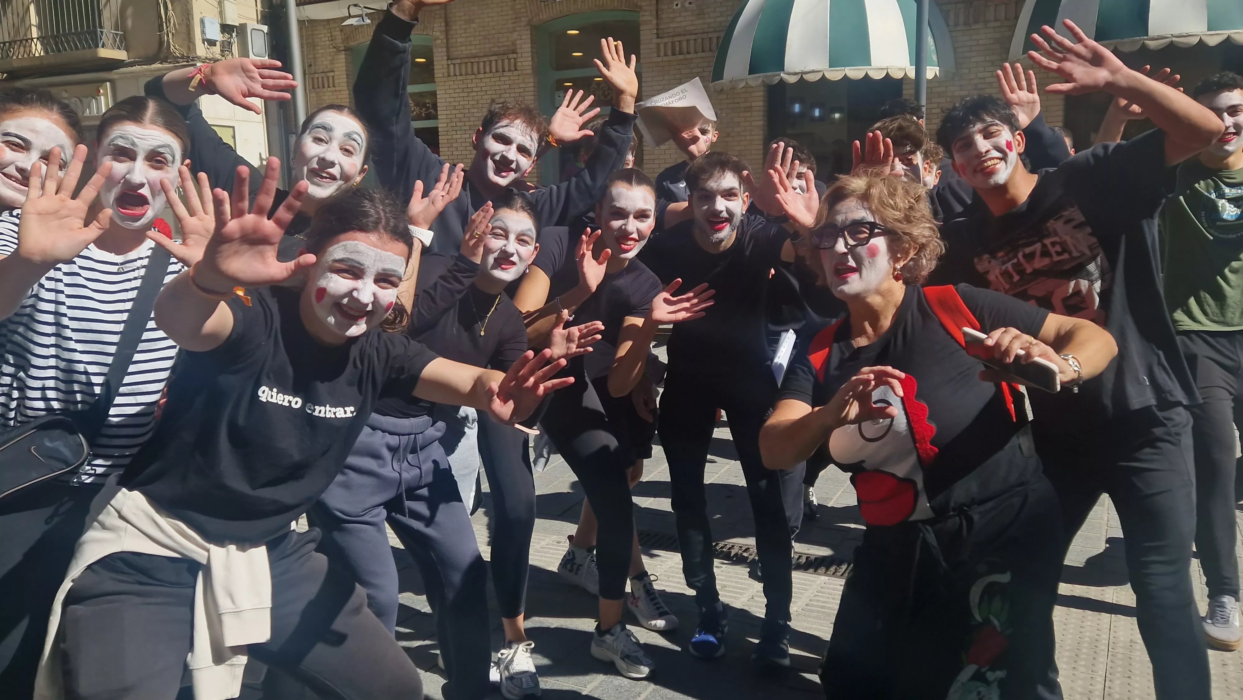 Alumnado de Ciencias de la Actividad Física sorprende a los oscenses en la calle. Foto Myriam Martínez