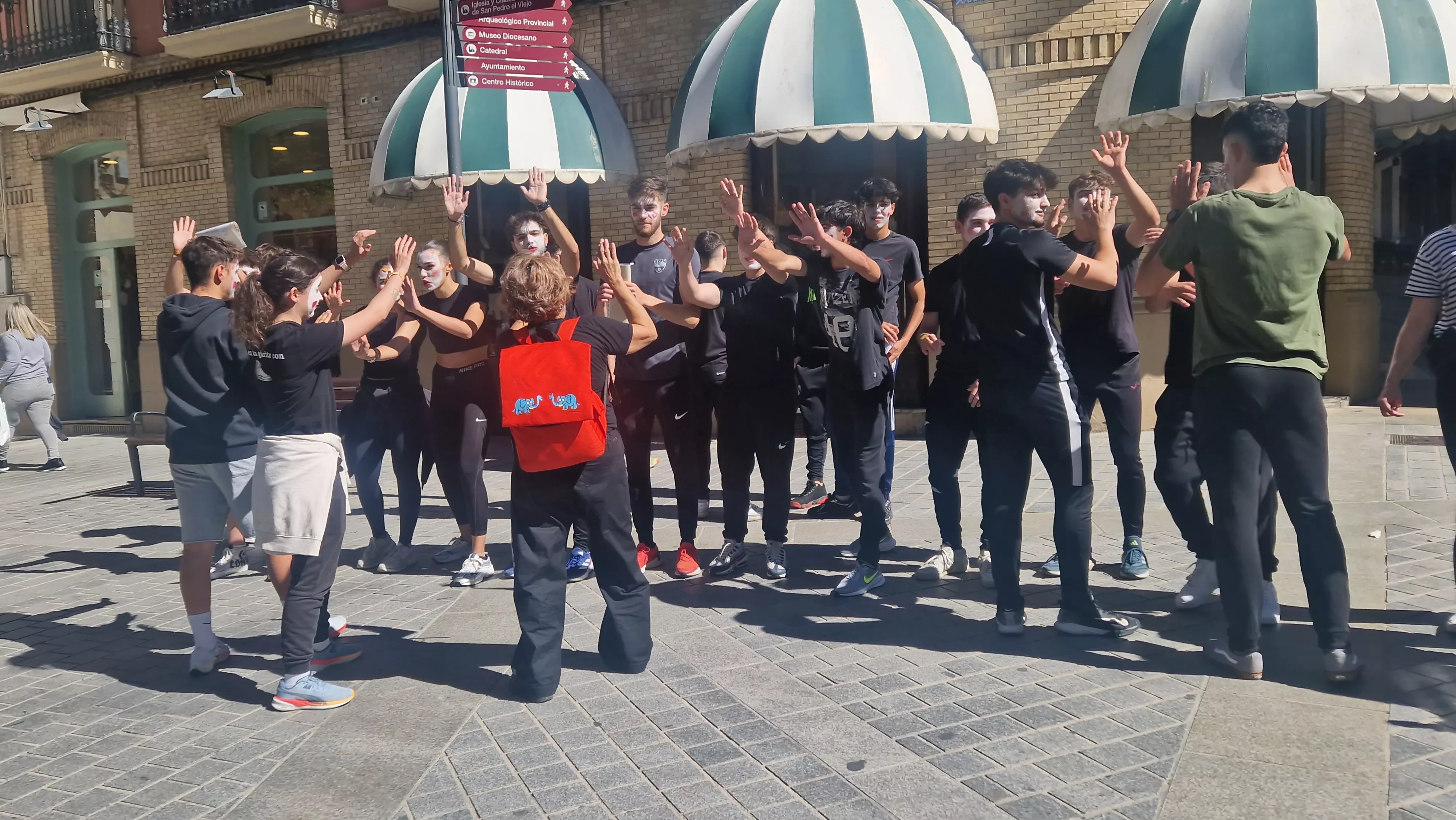Alumnado de Ciencias de la Actividad Física sorprende a los oscenses en la calle. Foto Myriam Martínez 