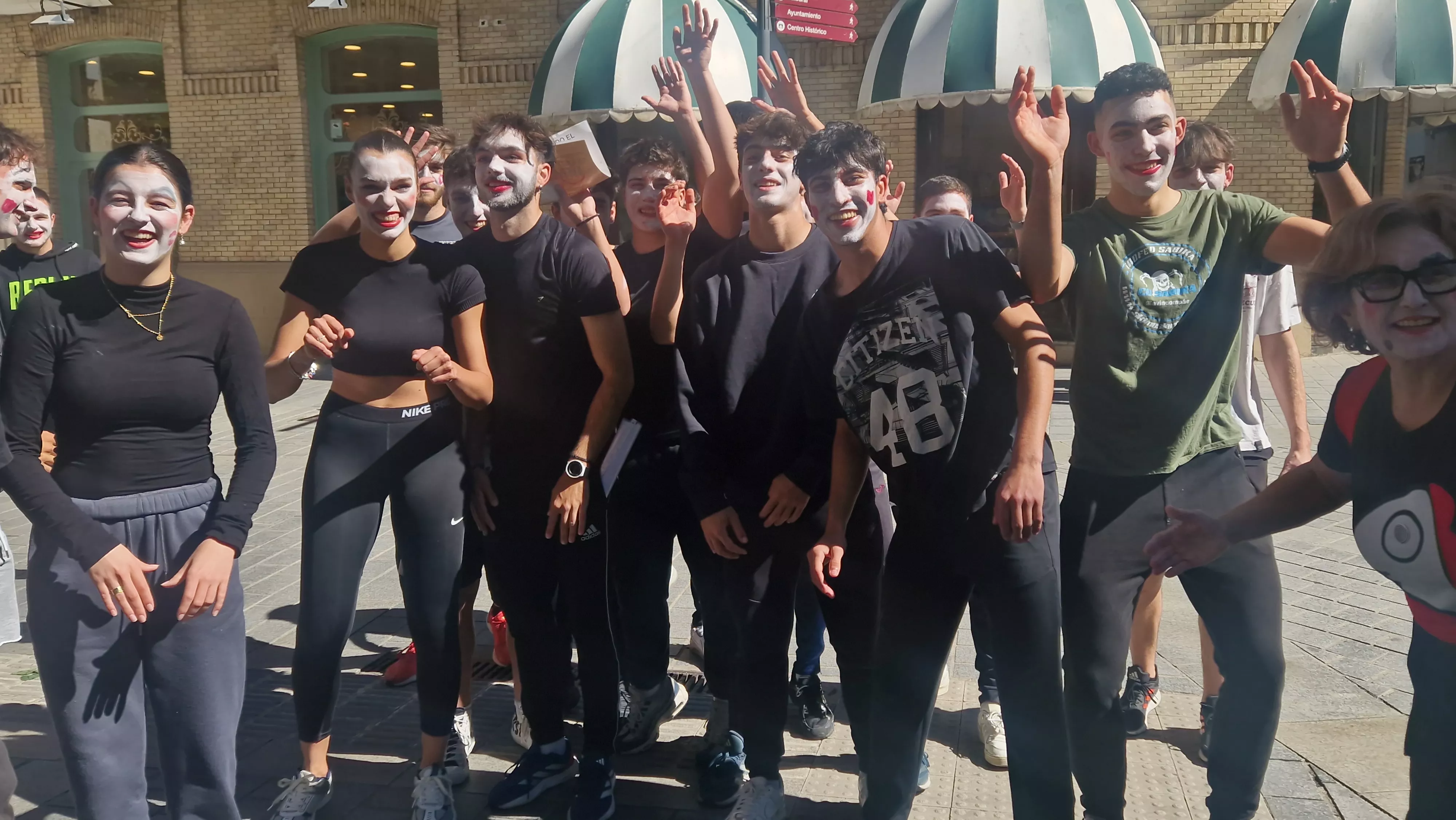 Alumnado de Ciencias de la Actividad Física sorprende a los oscenses en la calle. Foto Myriam Martínez 