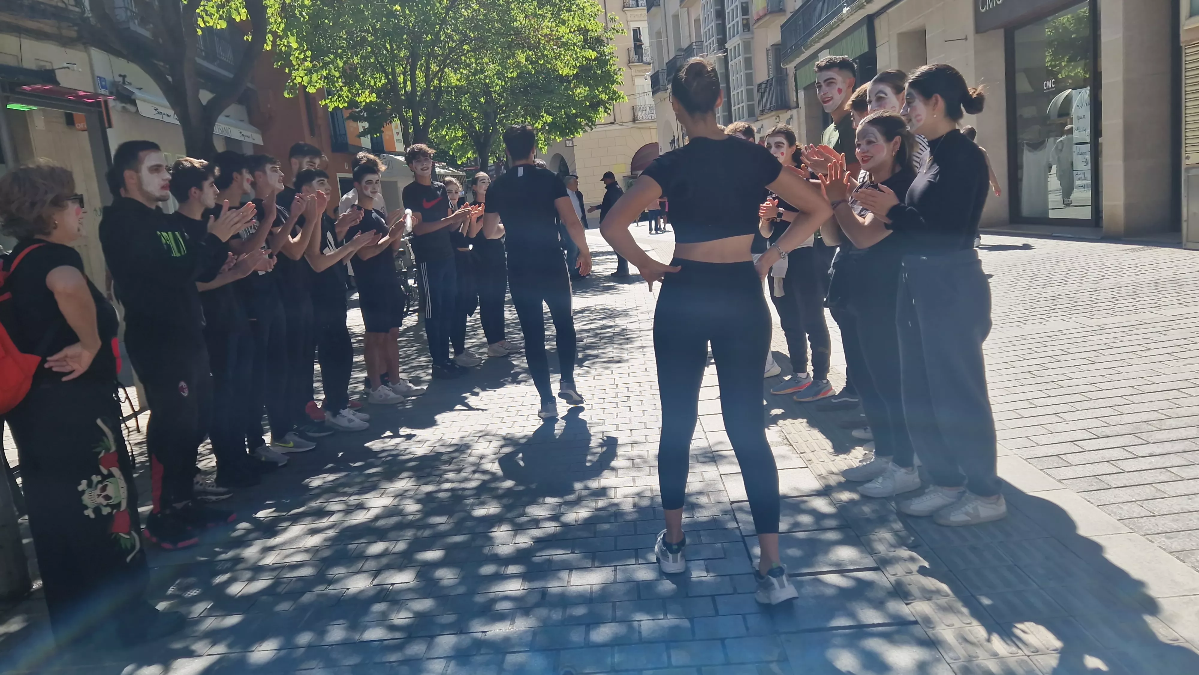 Alumnado de Ciencias de la Actividad Física sorprende a los oscenses en la calle. Foto Myriam Martínez 