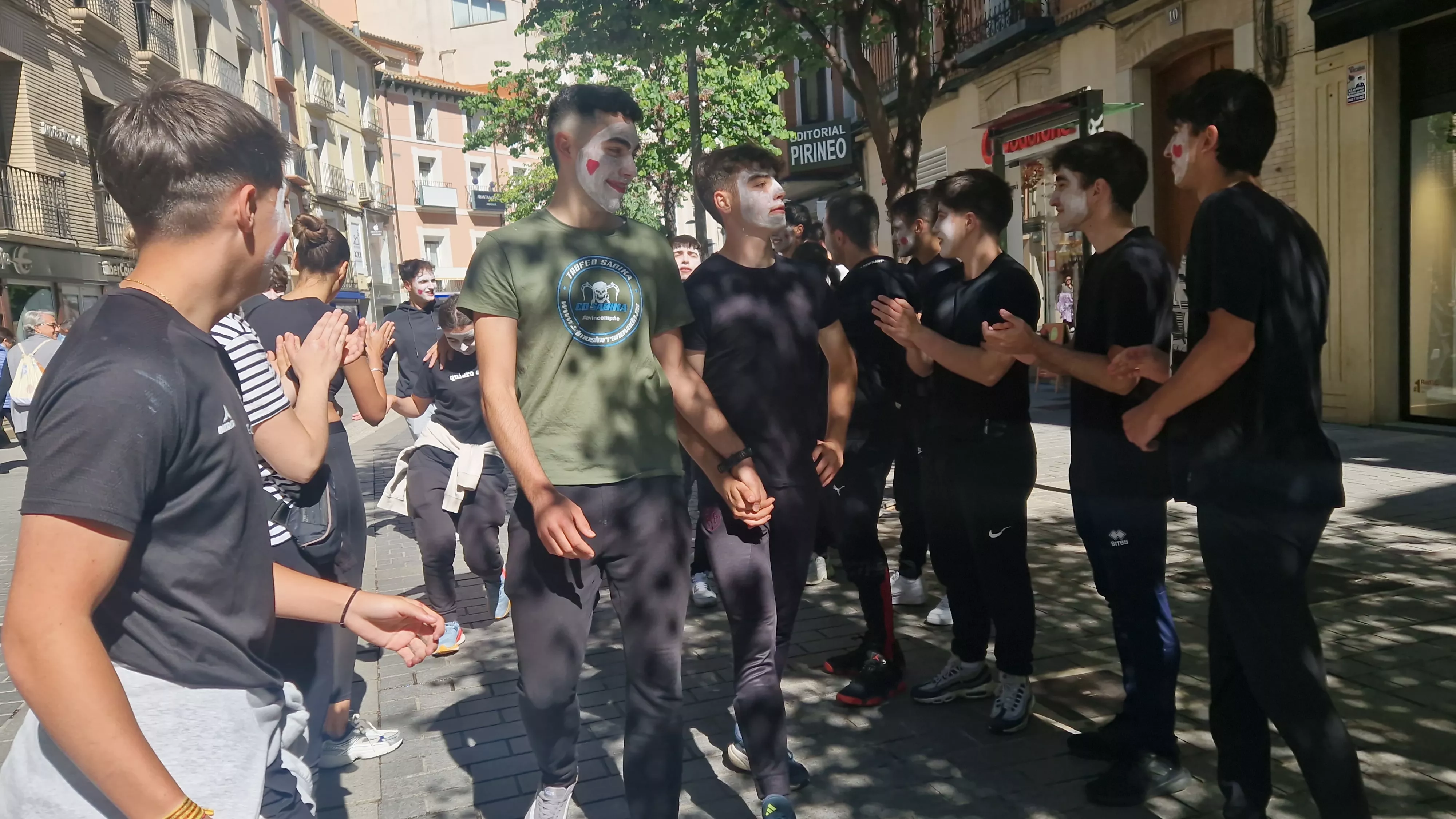 Alumnado de Ciencias de la Actividad Física sorprende a los oscenses en la calle. Foto Myriam Martínez 