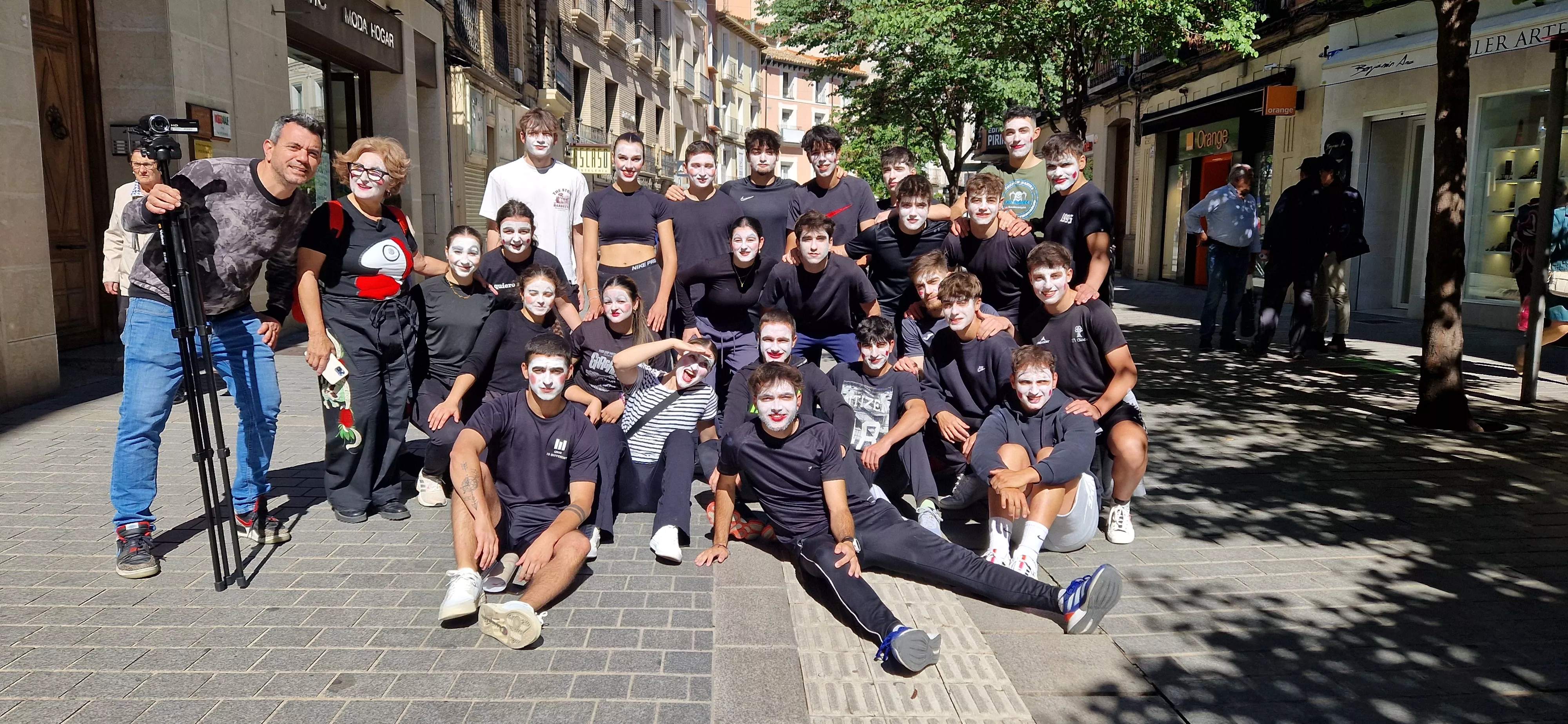 Alumnado de Ciencias de la Actividad Física sorprende a los oscenses en la calle. Foto Myriam Martínez 