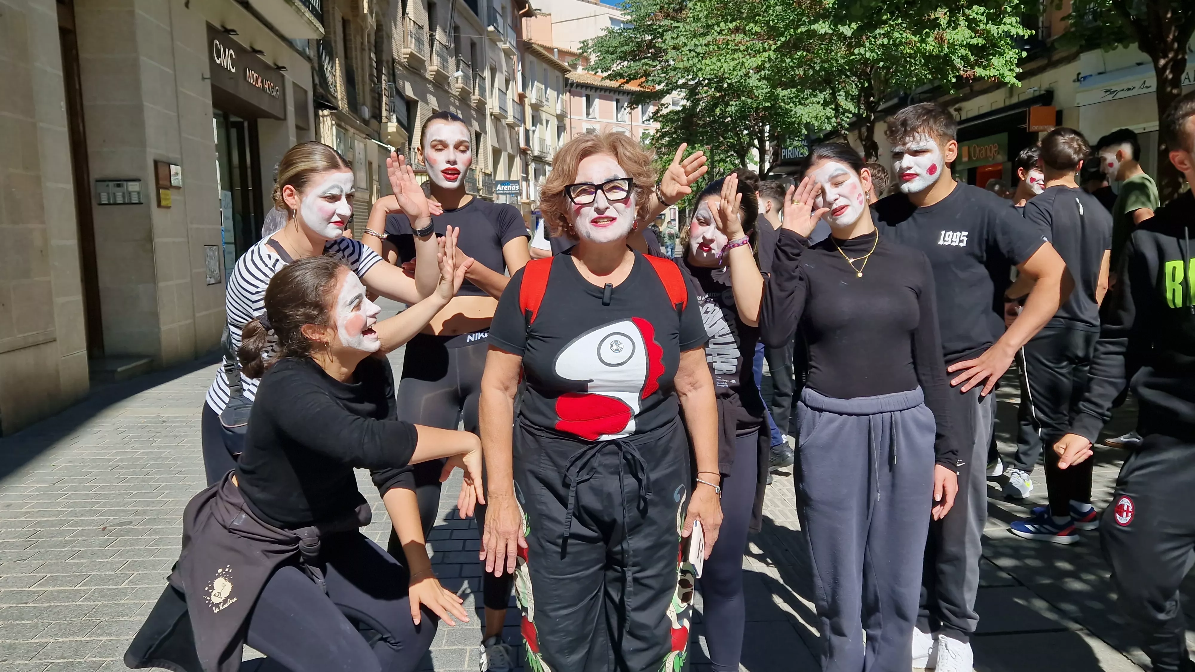 Alumnado de Ciencias de la Actividad Física sorprende a los oscenses en la calle. Foto Myriam Martínez 