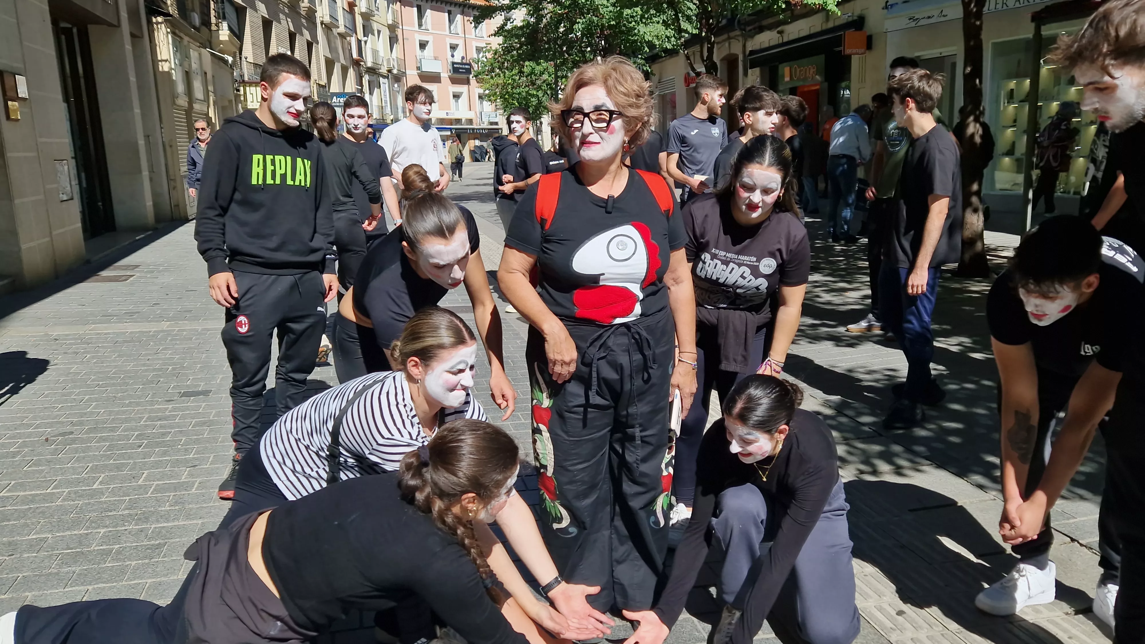 Alumnado de Ciencias de la Actividad Física sorprende a los oscenses en la calle. Foto Myriam Martínez 