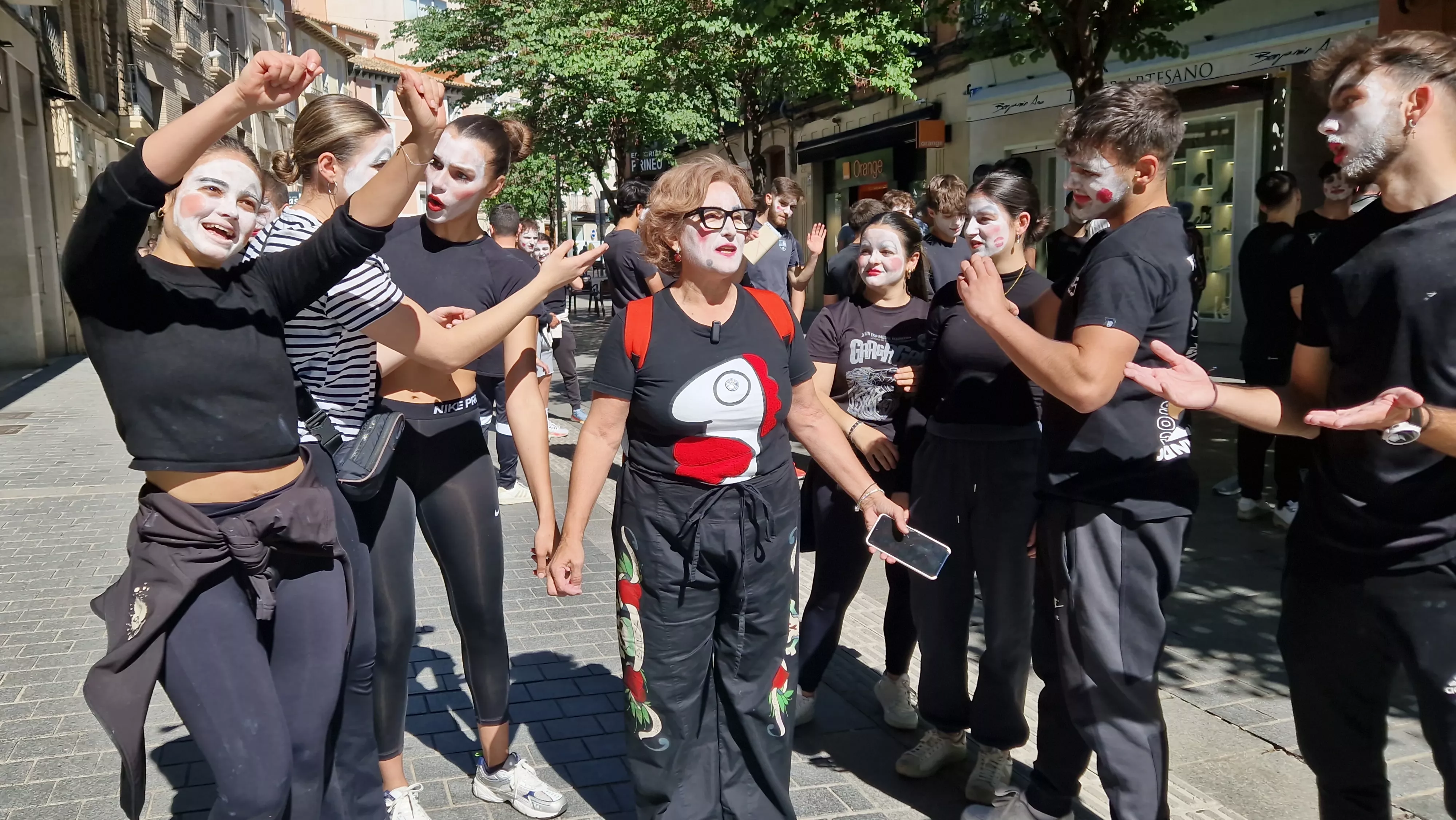 Alumnado de Ciencias de la Actividad Física sorprende a los oscenses en la calle. Foto Myriam Martínez 