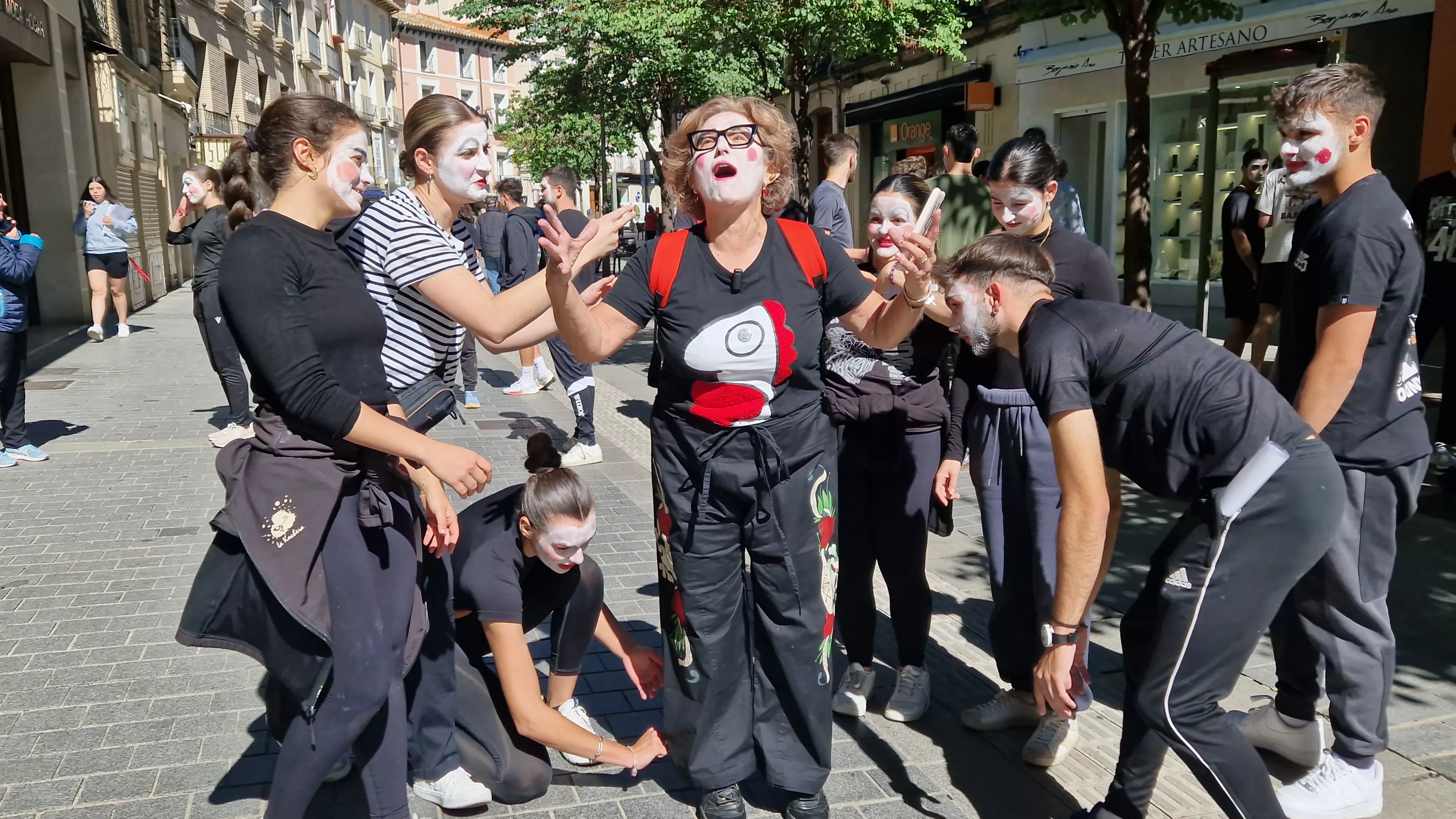 Alumnado de Ciencias de la Actividad Física sorprende a los oscenses en la calle. Foto Myriam Martínez 