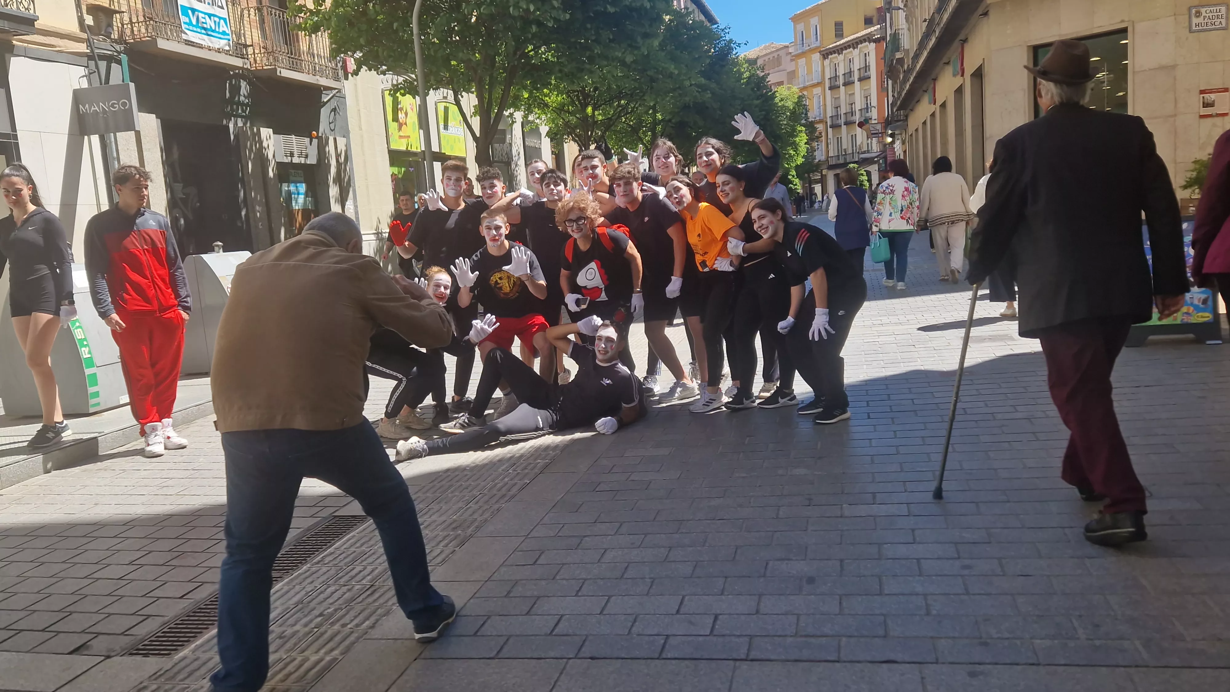Alumnado de Ciencias de la Actividad Física sorprende a los oscenses en la calle. Foto Myriam Martínez 