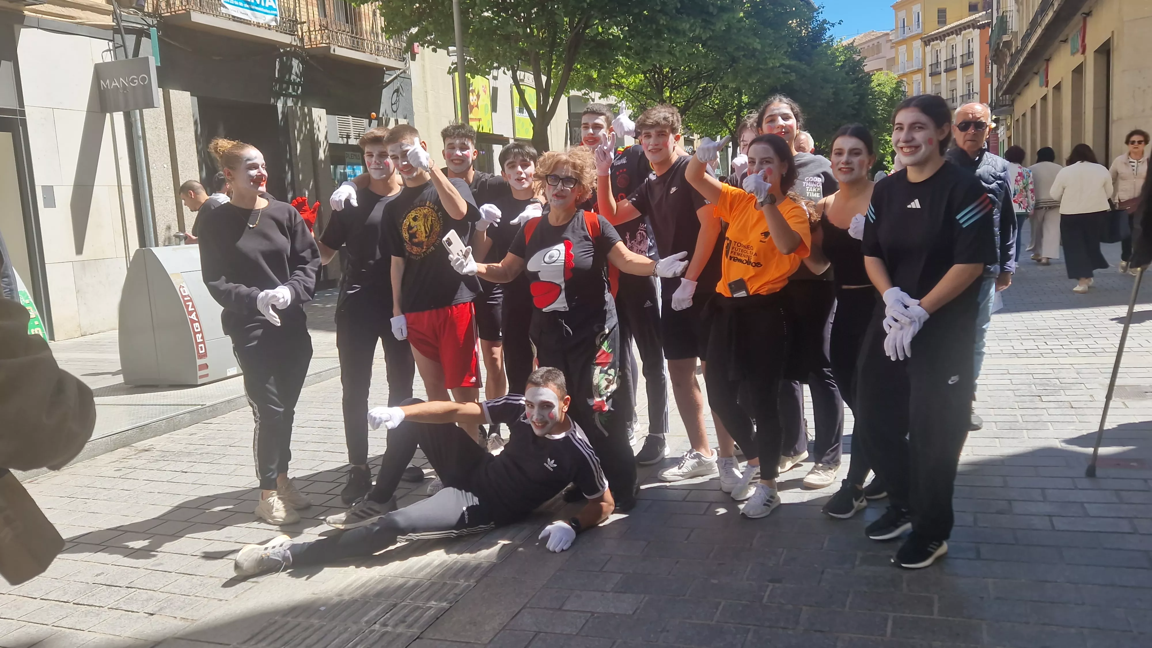 Alumnado de Ciencias de la Actividad Física sorprende a los oscenses en la calle. Foto Myriam Martínez 