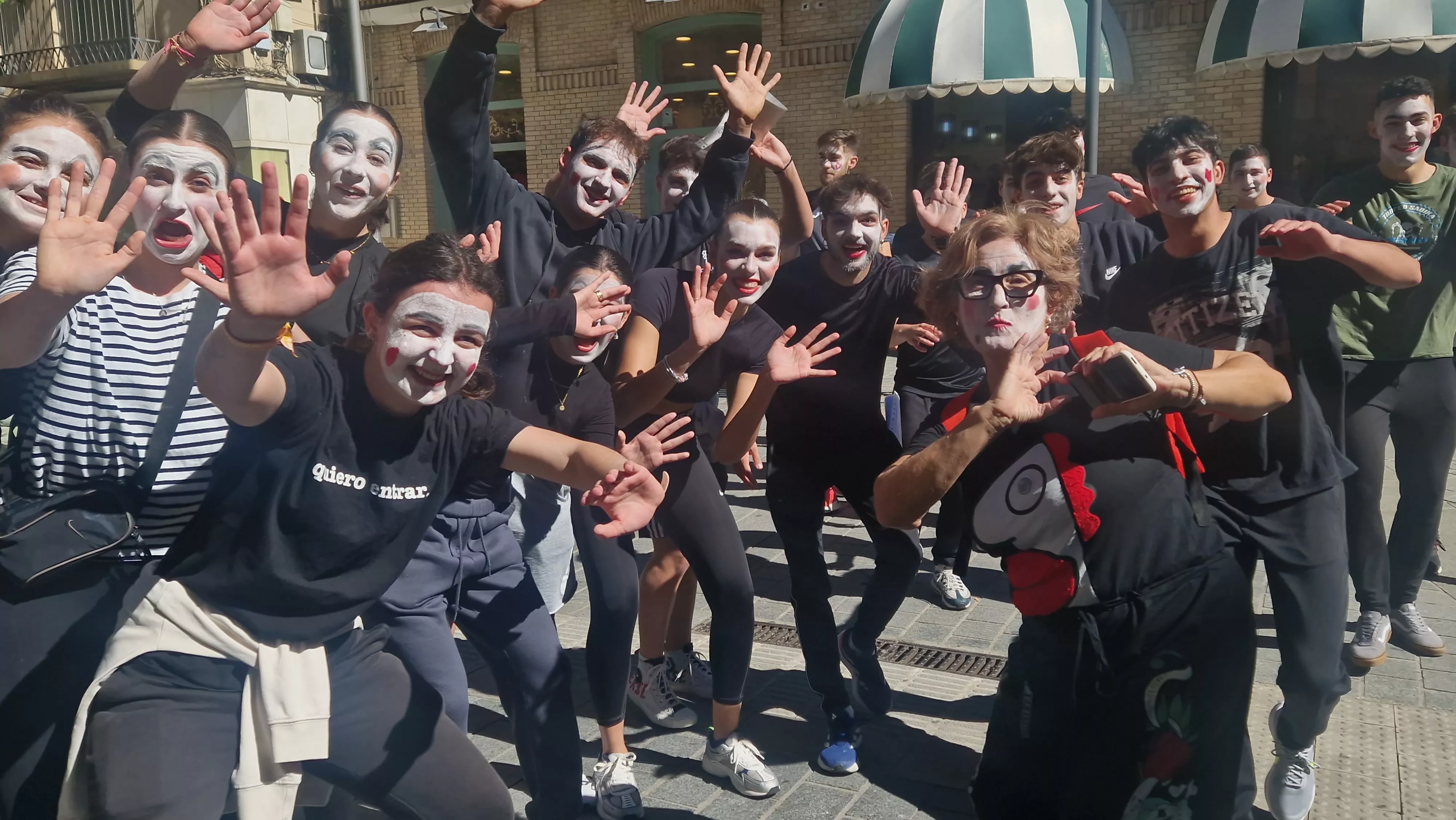 Alumnado de Ciencias de la Actividad Física sorprende a los oscenses en la calle. Foto Myriam Martínez