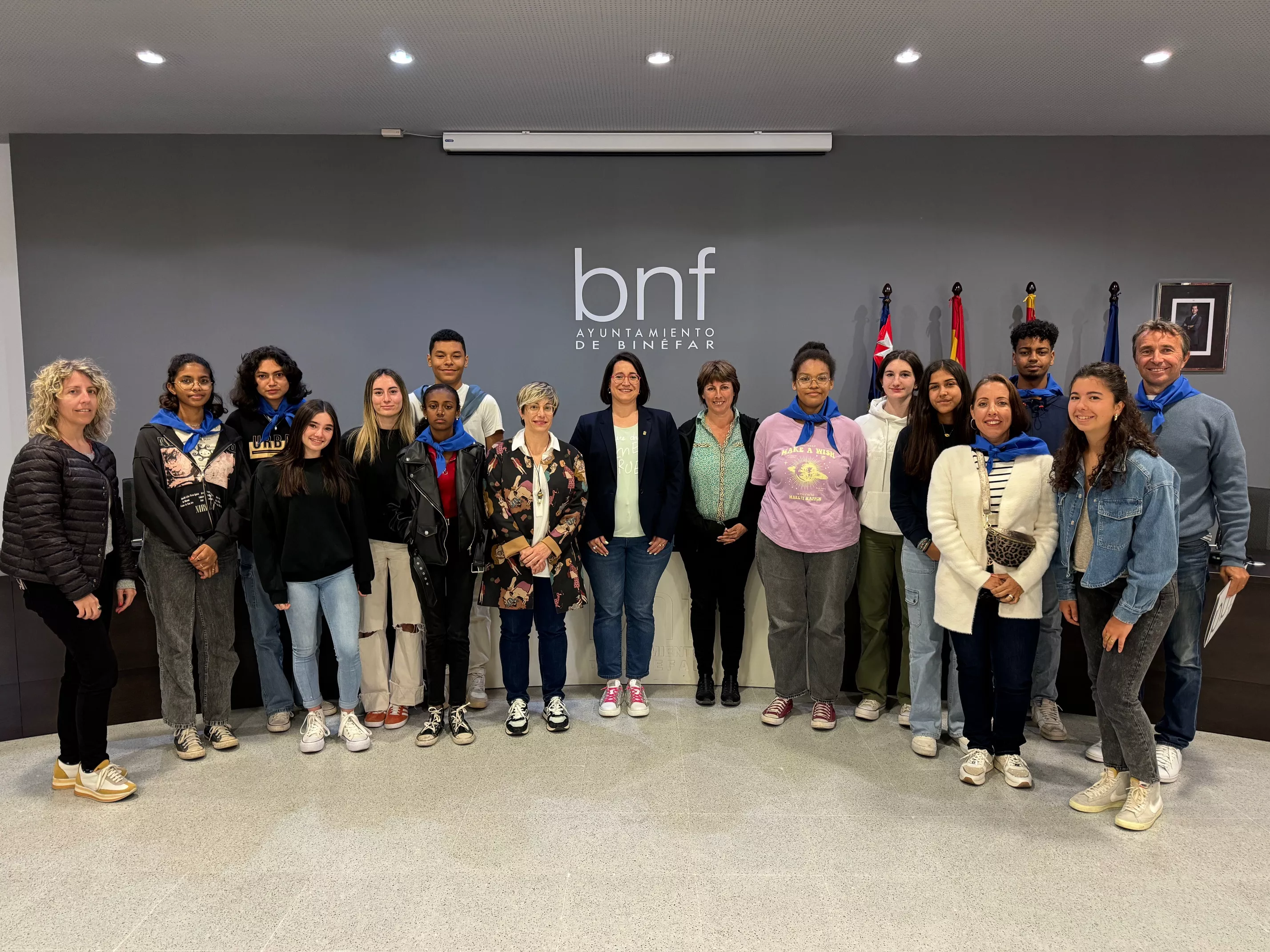 Visitantes de Islas Reunión en el salón del Ayuntamiento de Binéfar con la alcadesa, Patricia Rivera