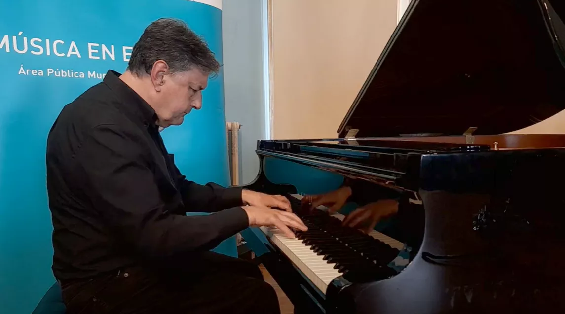 El pianista de Bellver José Luis Ríos publica Veranda, su primer disco. El pianista de Bellver José Luis Ríos publica Veranda, su primer disco.