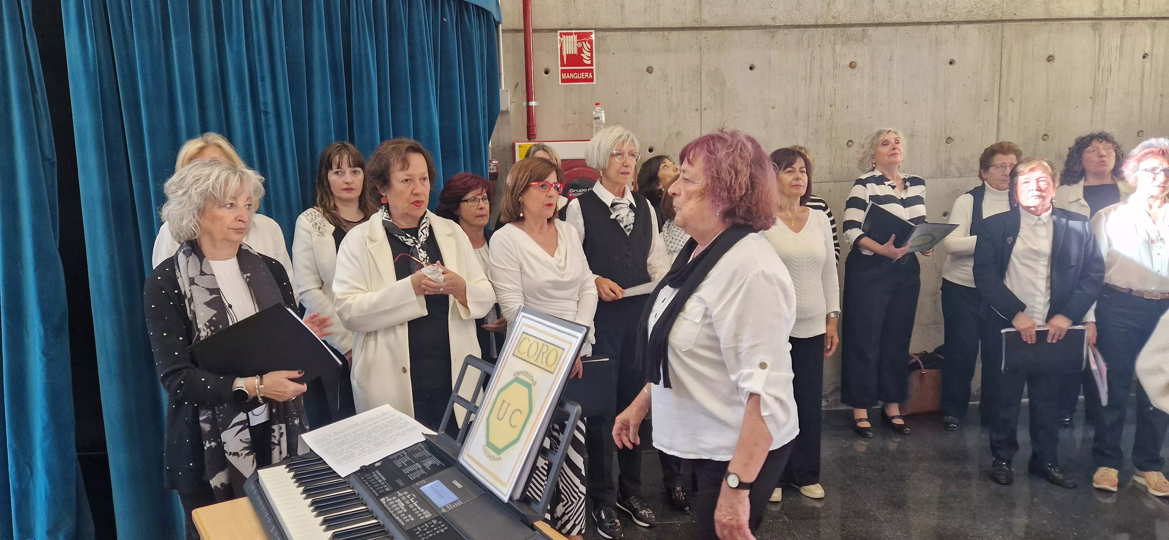 El Coro de la Universidad Ciudadana en el Barriofest 2024. Foto Myriam Martínez