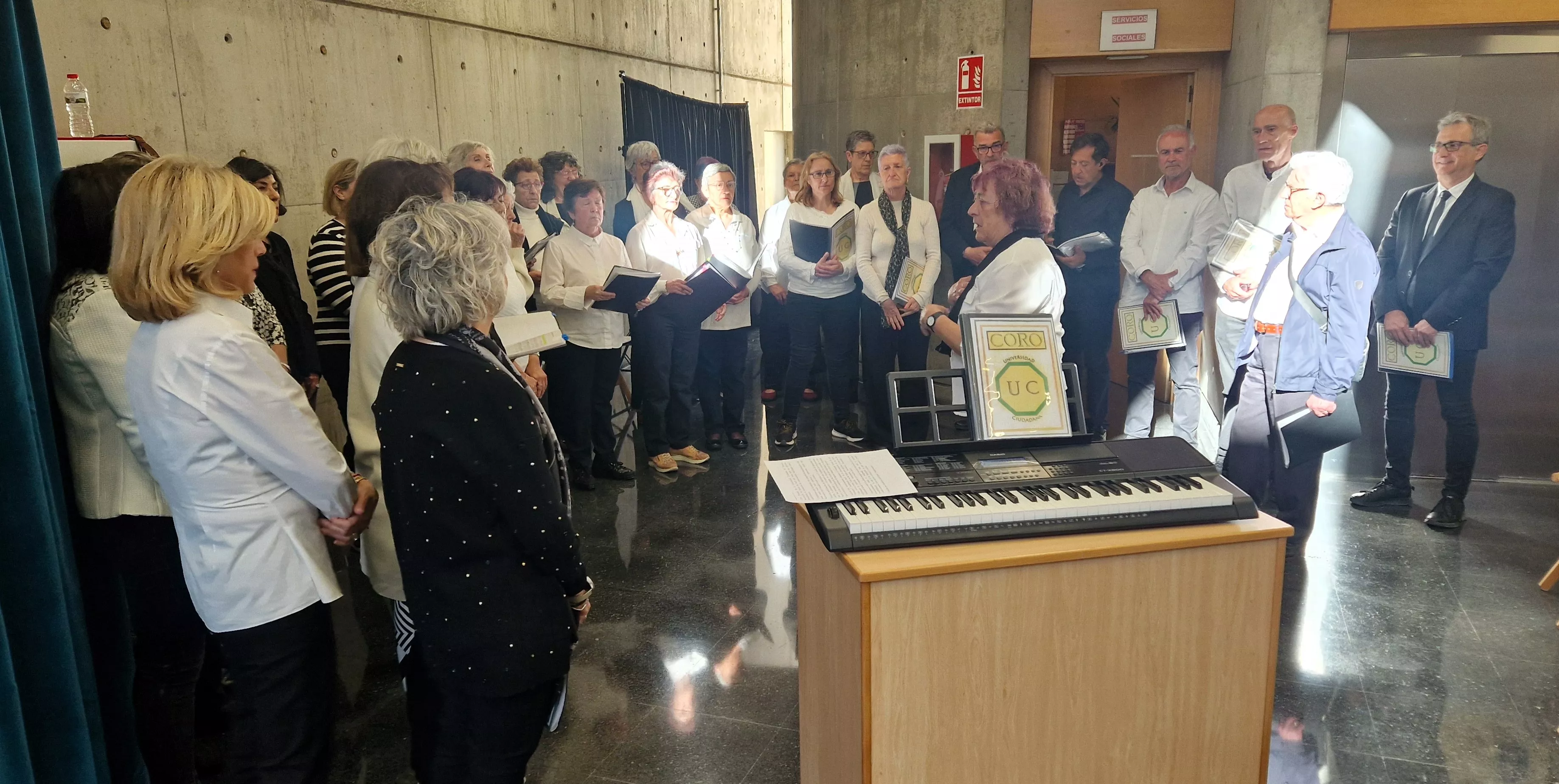 El Coro de la Universidad Ciudadana en el Barriofest 2024. Foto Myriam Martínez