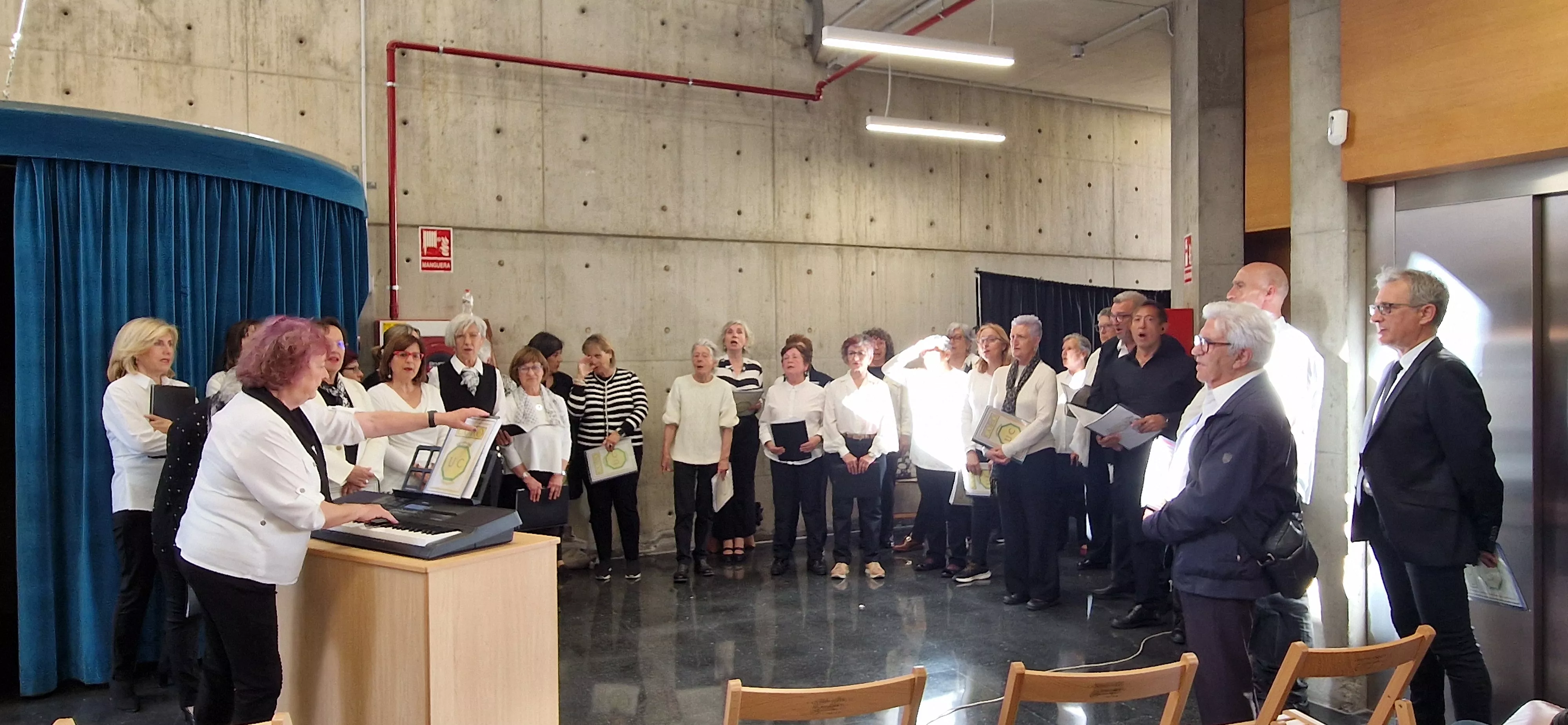 El Coro de la Universidad Ciudadana en el Barriofest 2024. Foto Myriam Martínez