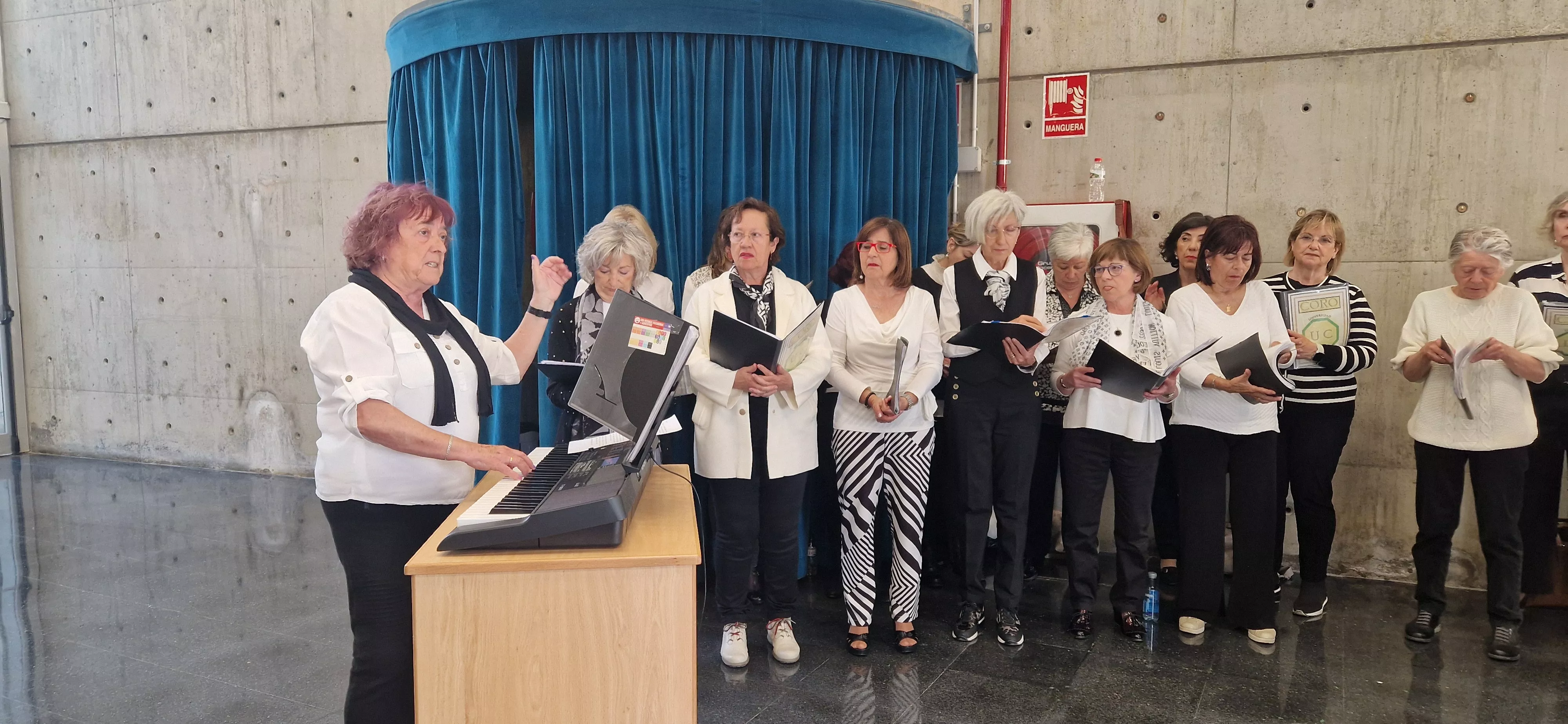 El Coro de la Universidad Ciudadana en el Barriofest 2024. Foto Myriam Martínez