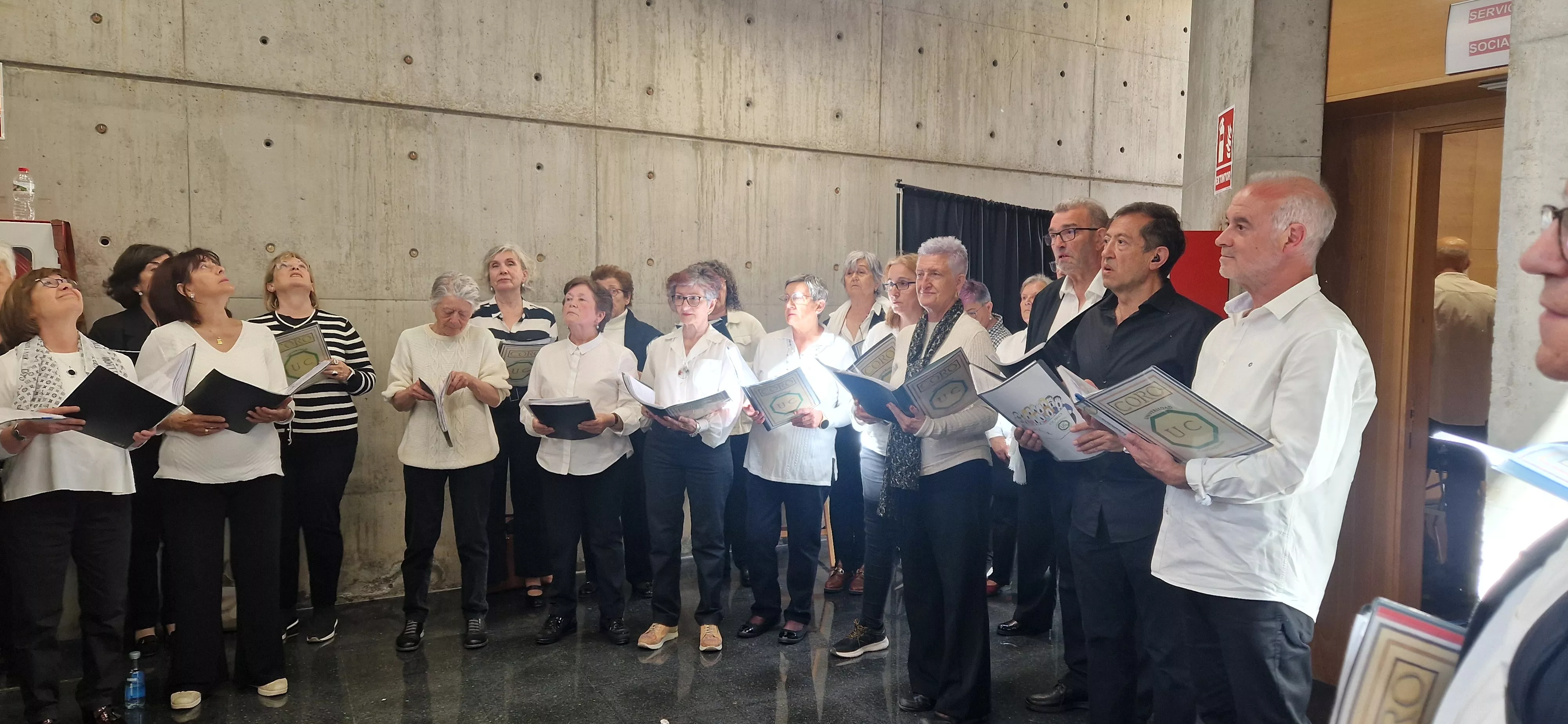 El Coro de la Universidad Ciudadana en el Barriofest 2024. Foto Myriam Martínez
