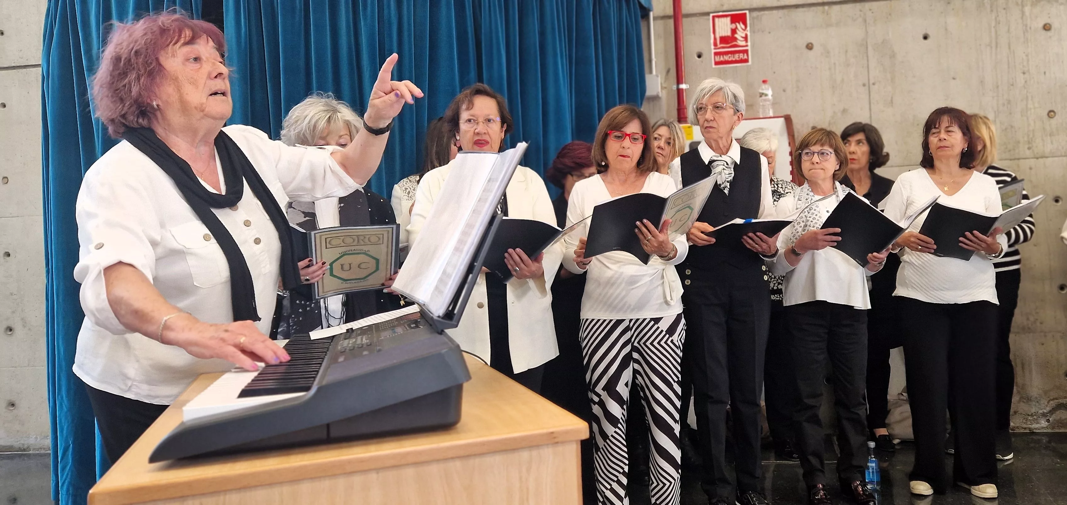 El Coro de la Universidad Ciudadana en el Barriofest 2024. Foto Myriam Martínez