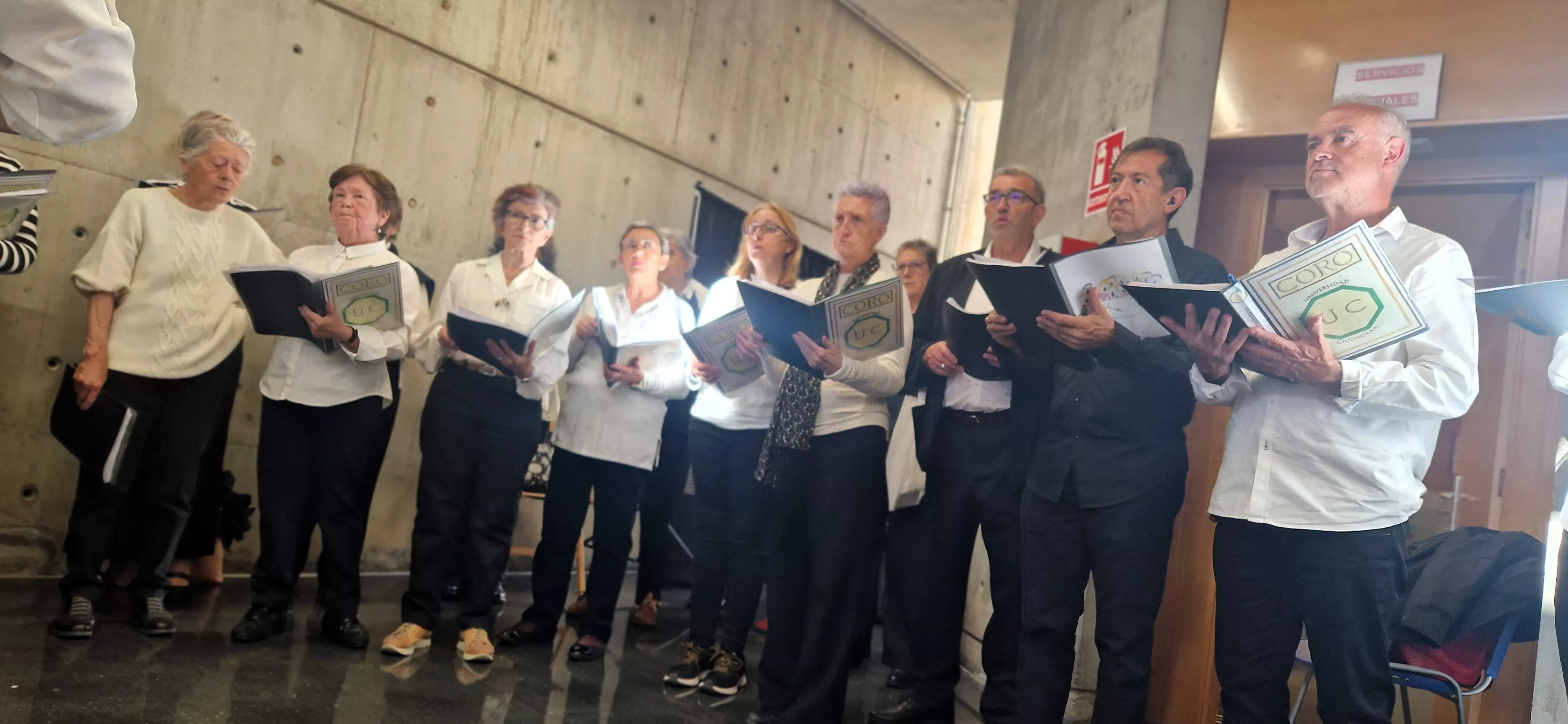 El Coro de la Universidad Ciudadana en el Barriofest 2024. Foto Myriam Martínez