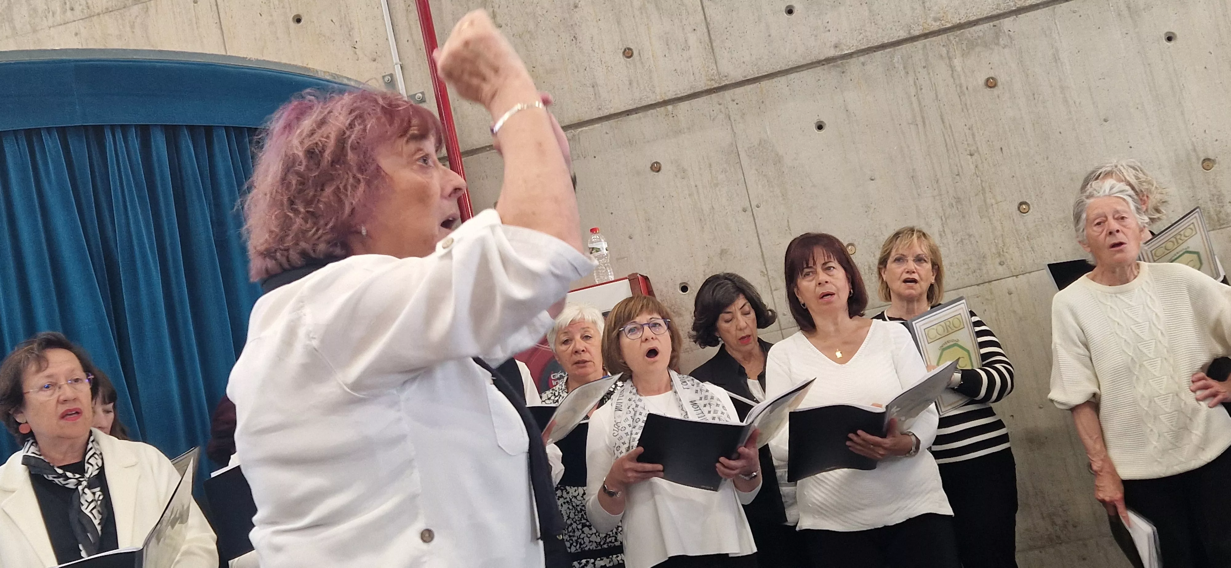 Isabel Arilla, dirigiendo el Coro de la Universidad Ciudadana. Foto Myriam Martínez