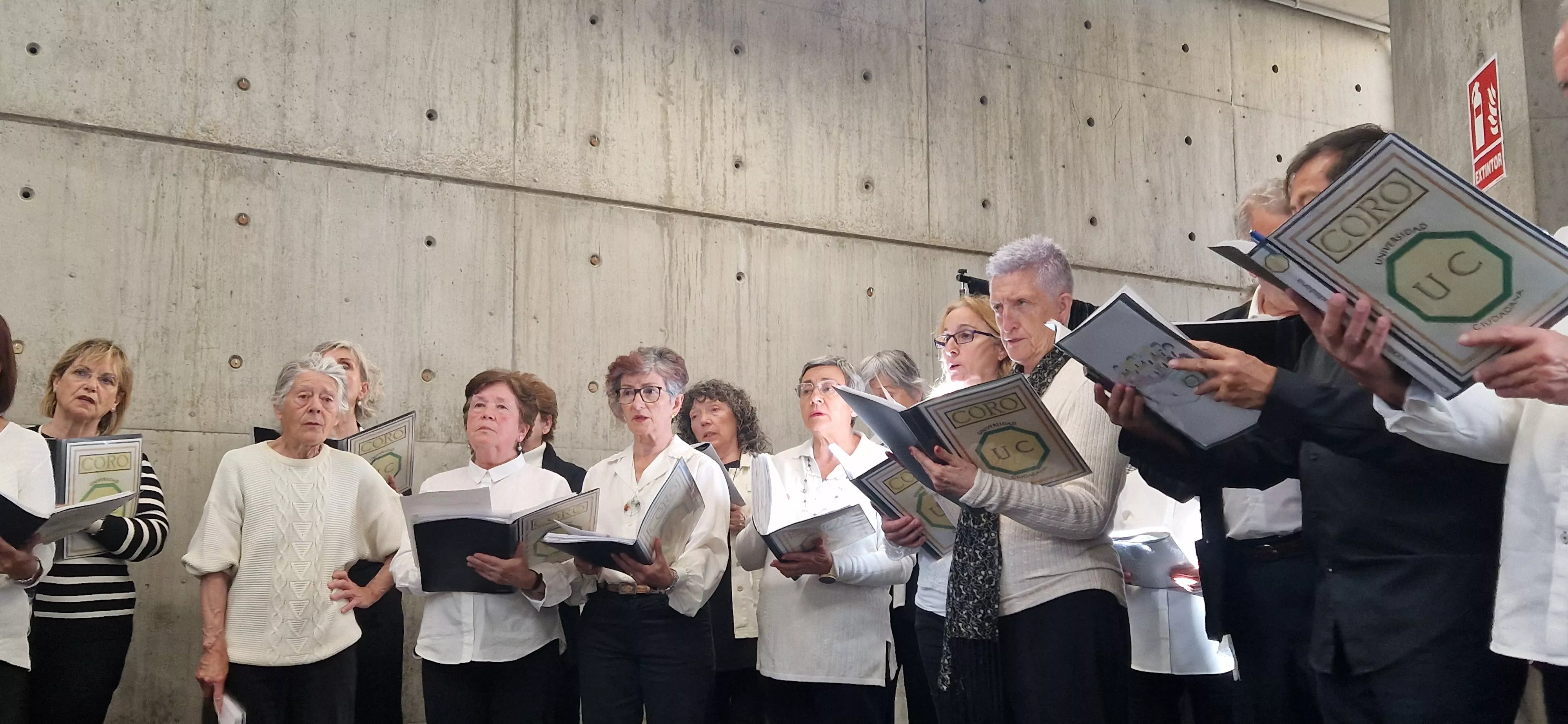 El Coro de la Universidad Ciudadana en el Barriofest 2024. Foto Myriam Martínez