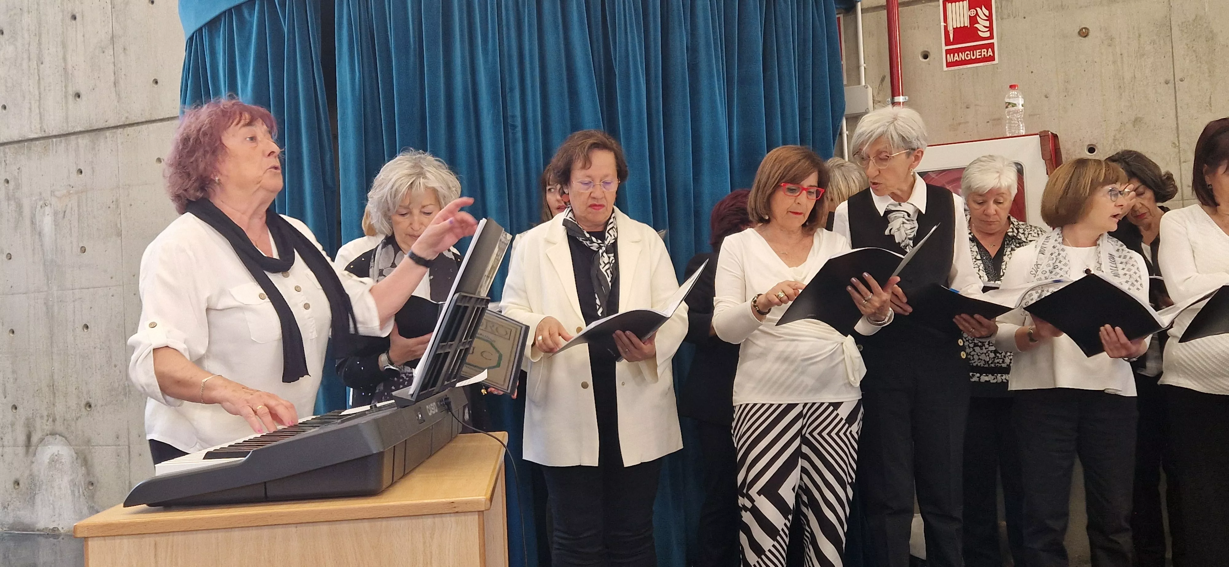 El Coro de la Universidad Ciudadana en el Barriofest 2024. Foto Myriam Martínez