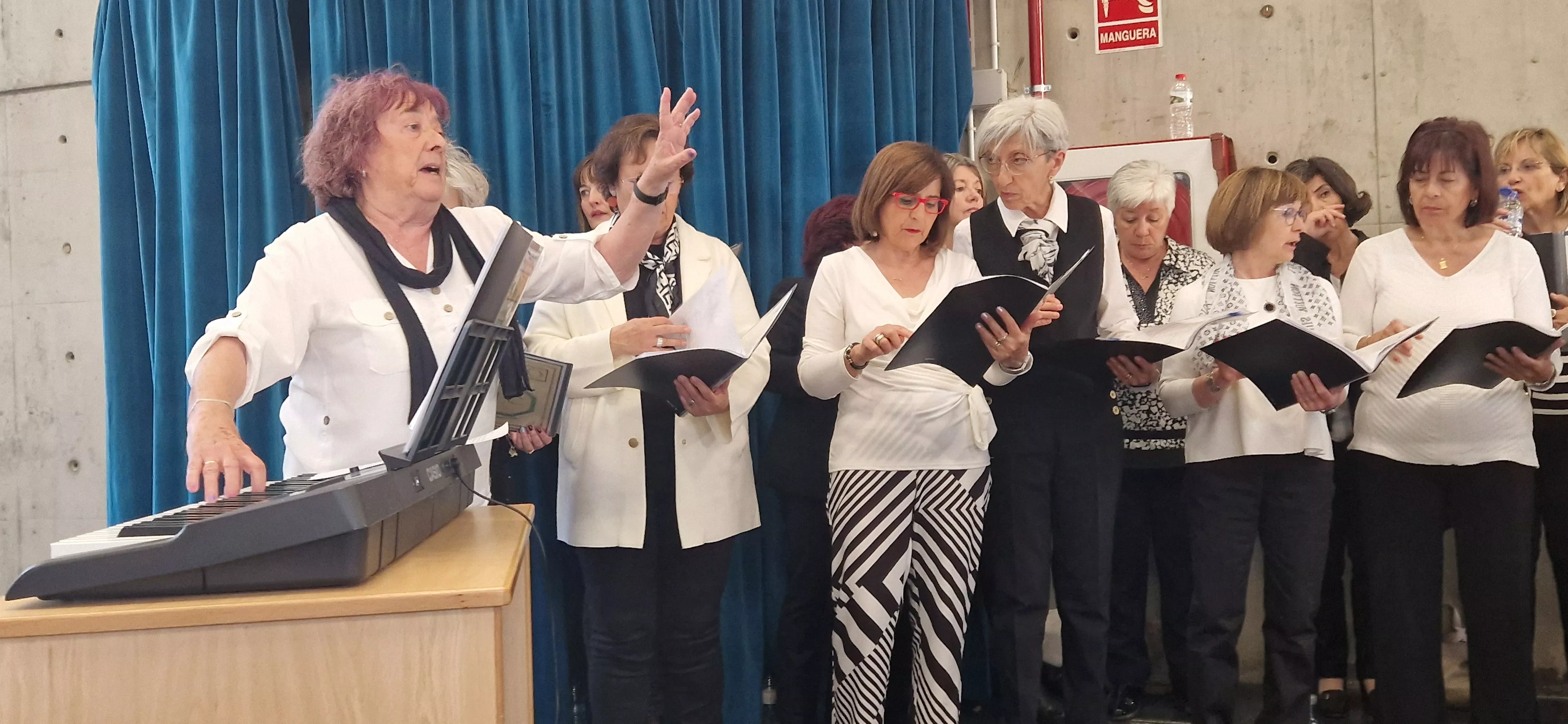 El Coro de la Universidad Ciudadana en el Barriofest 2024. Foto Myriam Martínez