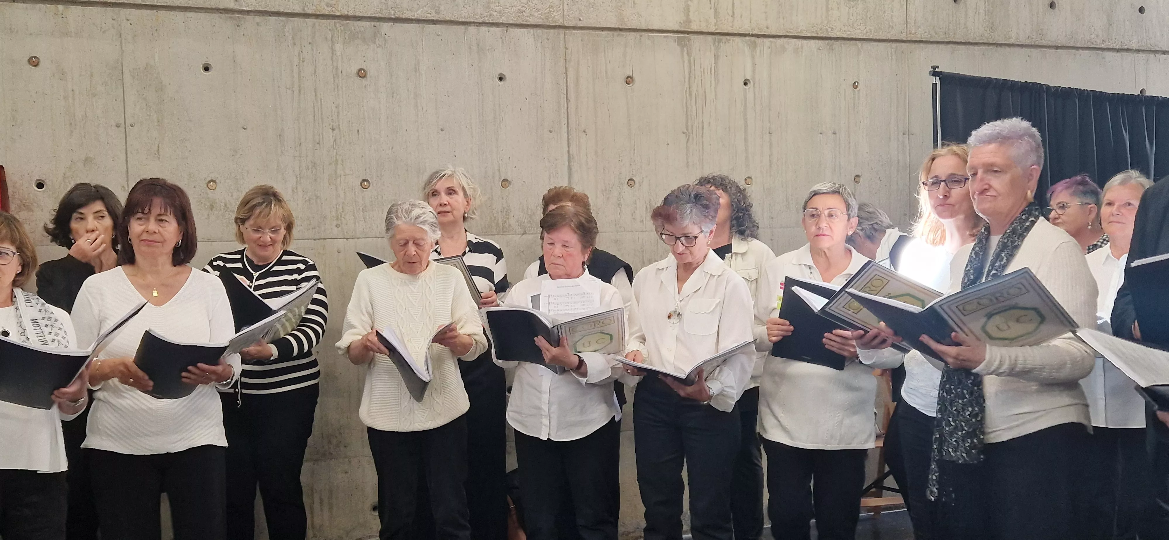 El Coro de la Universidad Ciudadana en el Barriofest 2024. Foto Myriam Martínez