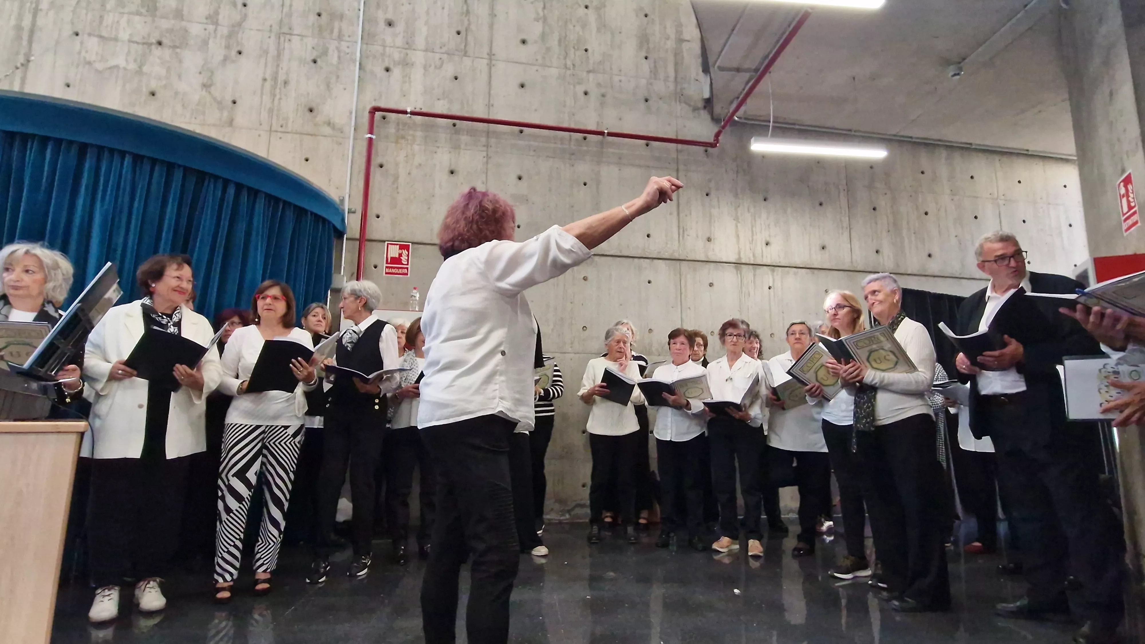 El Coro de la Universidad Ciudadana en el Barriofest 2024. Foto Myriam Martínez