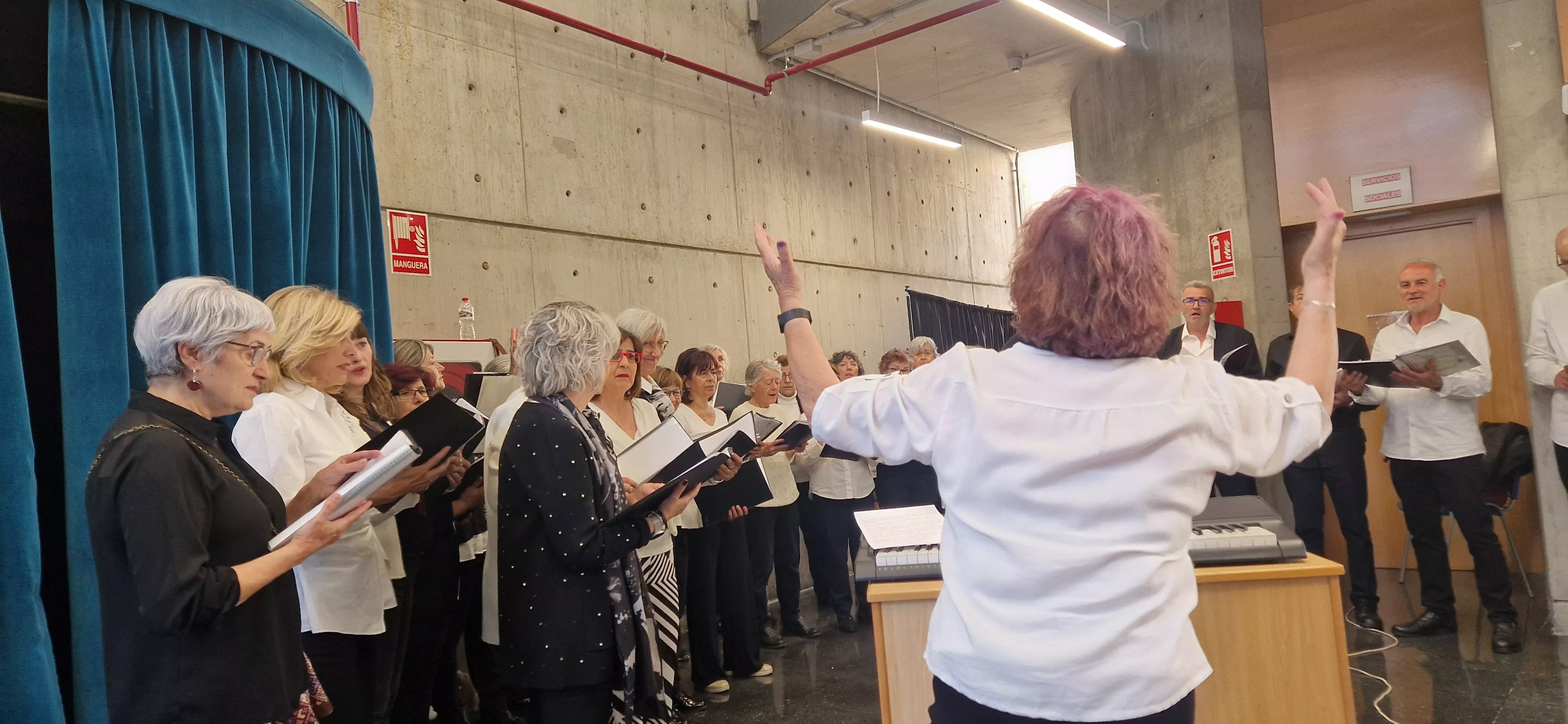 El Coro de la Universidad Ciudadana en el Barriofest 2024. Foto Myriam Martínez