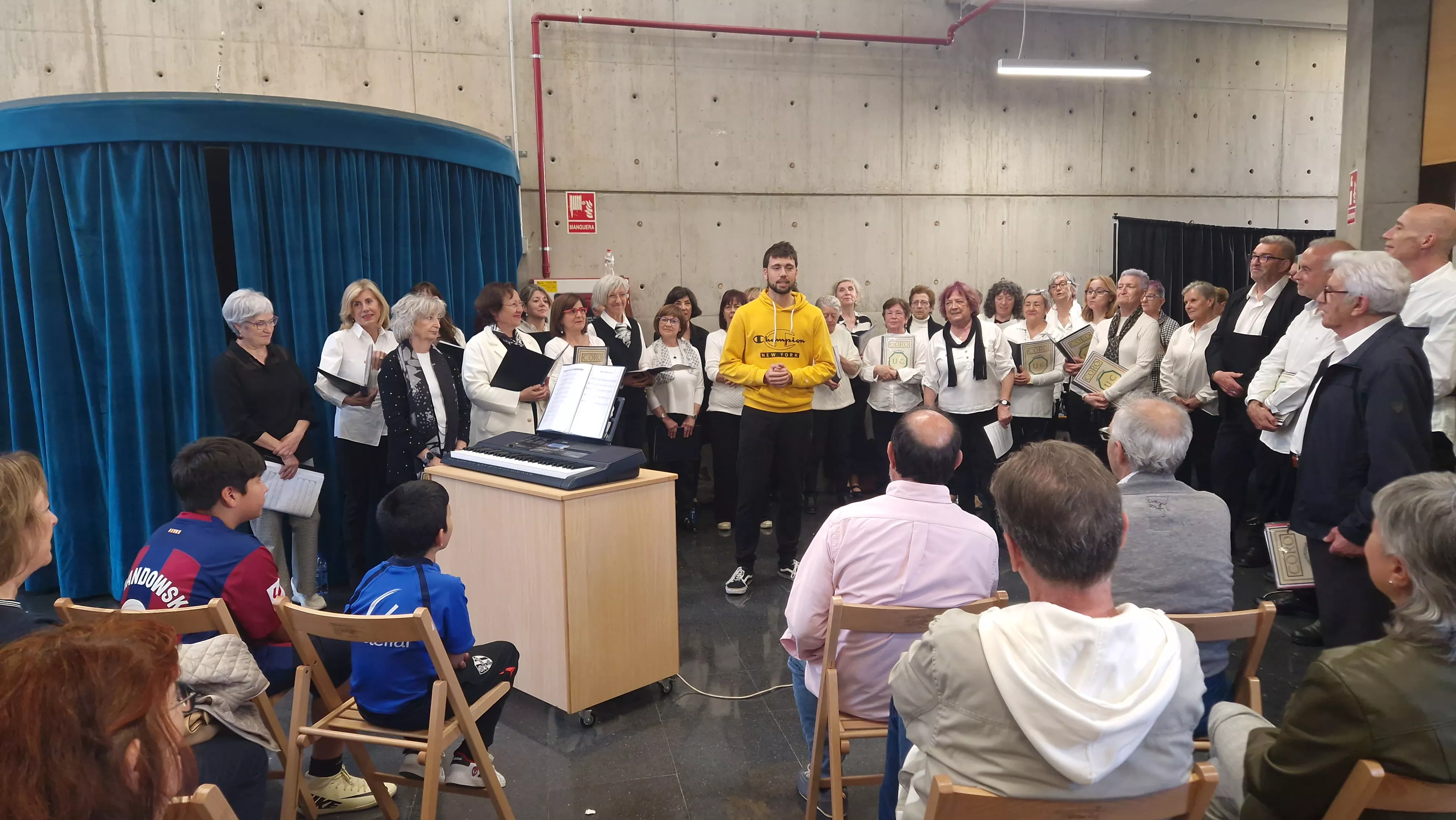 El Coro de la Universidad Ciudadana en el Barriofest 2024. Foto Myriam Martínez