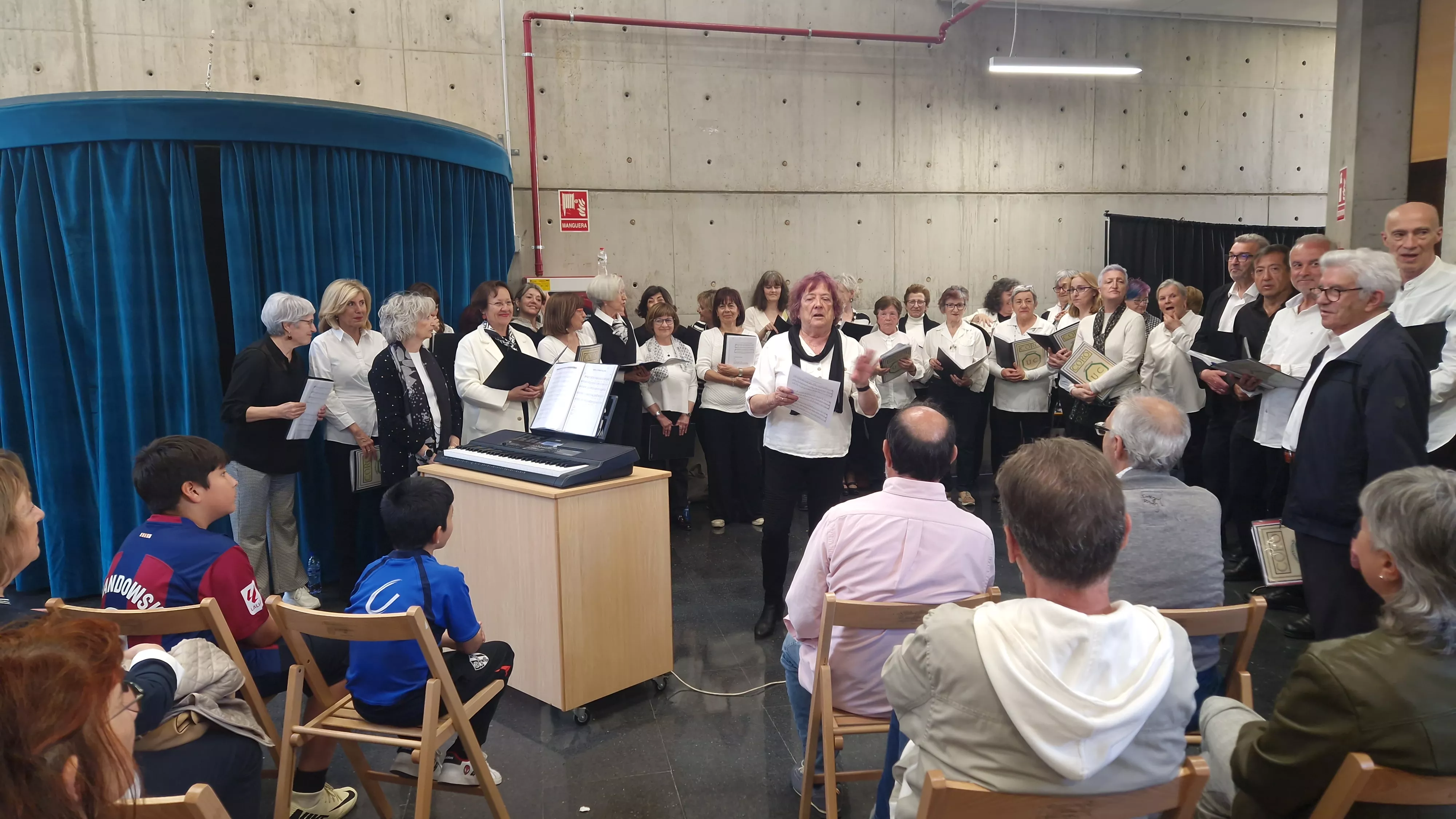 El Coro de la Universidad Ciudadana en el Barriofest 2024. Foto Myriam Martínez