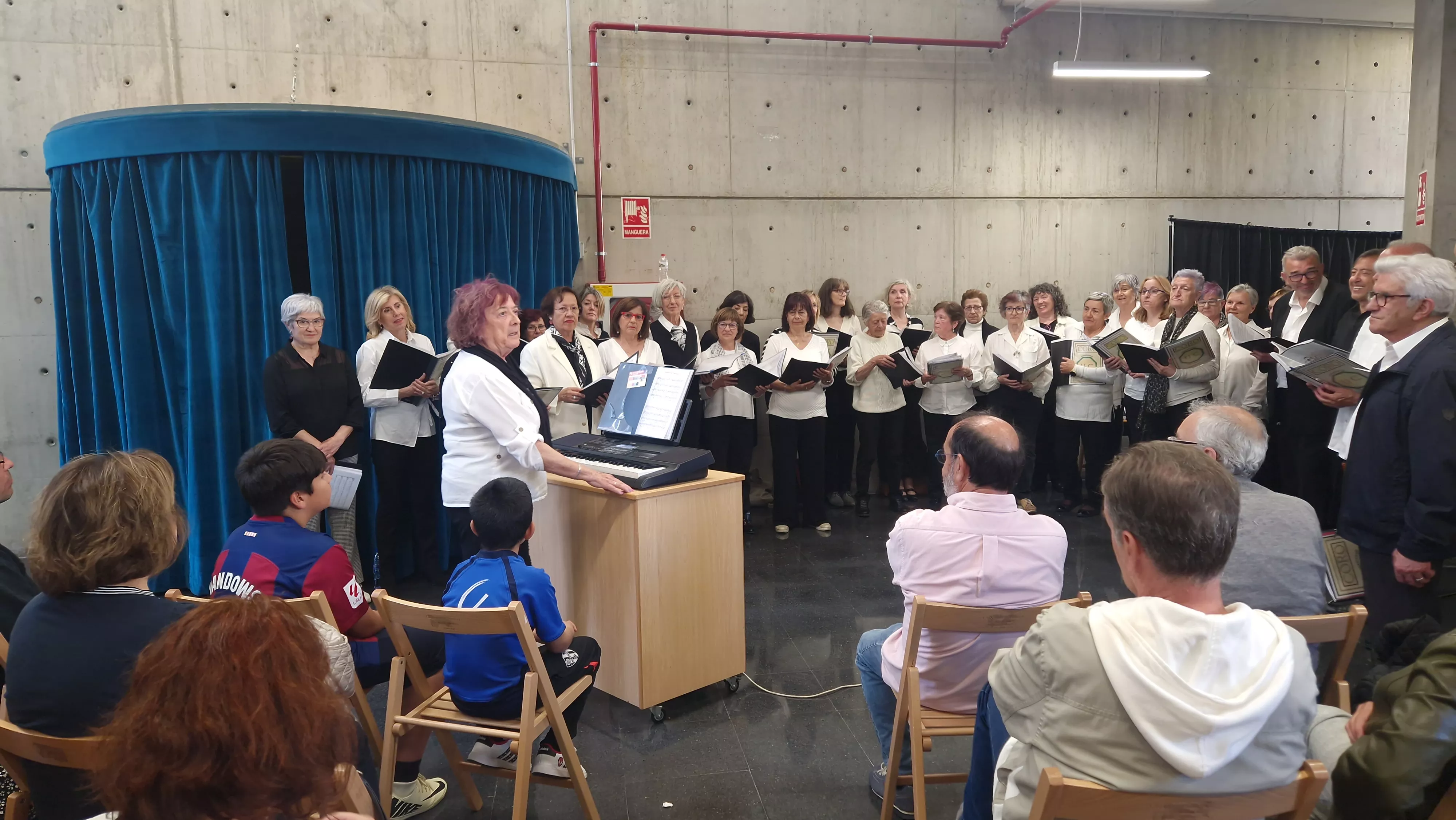 El Coro de la Universidad Ciudadana en el Barriofest 2024. Foto Myriam Martínez