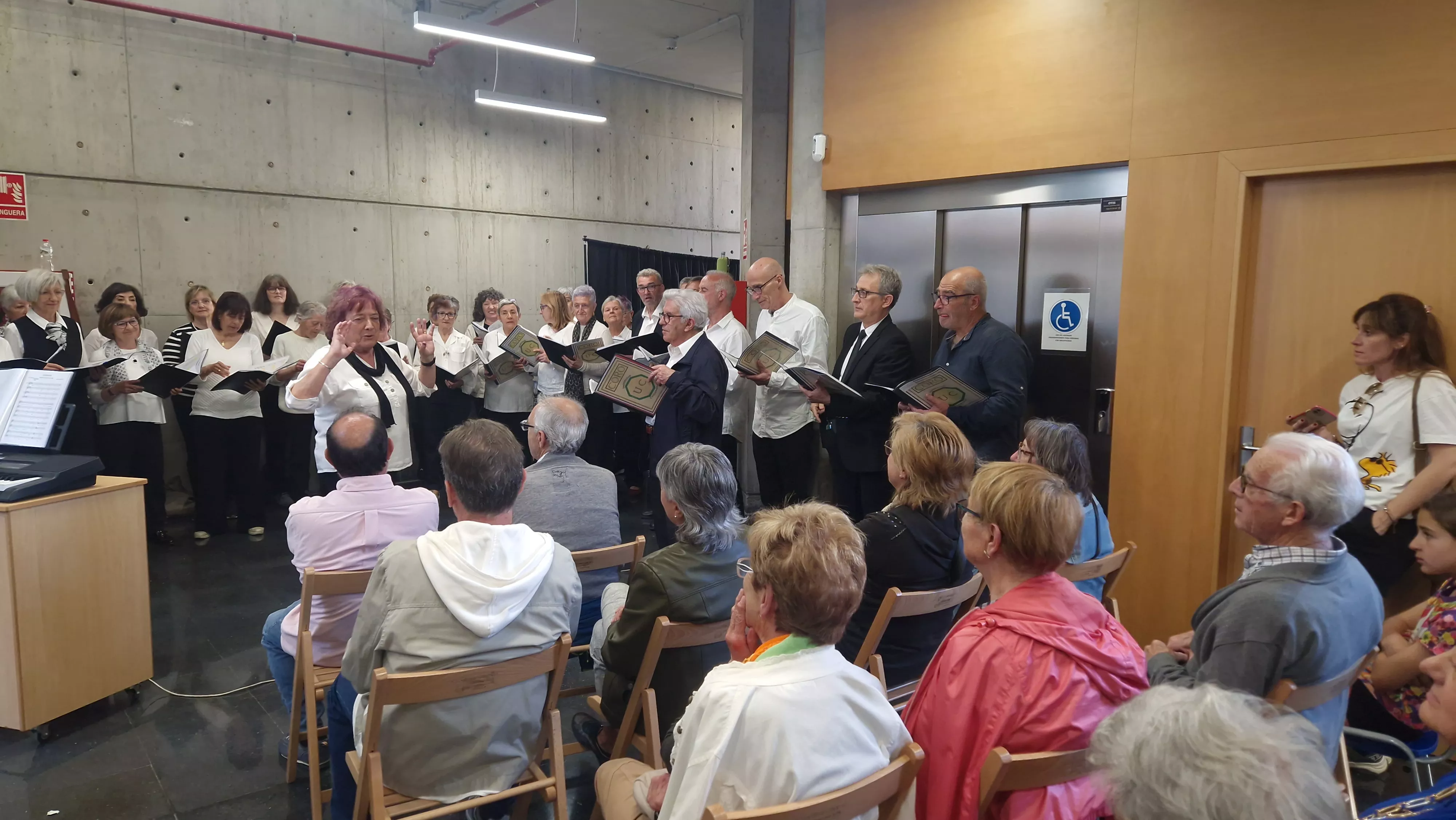 El Coro de la Universidad Ciudadana en el Barriofest 2024. Foto Myriam Martínez