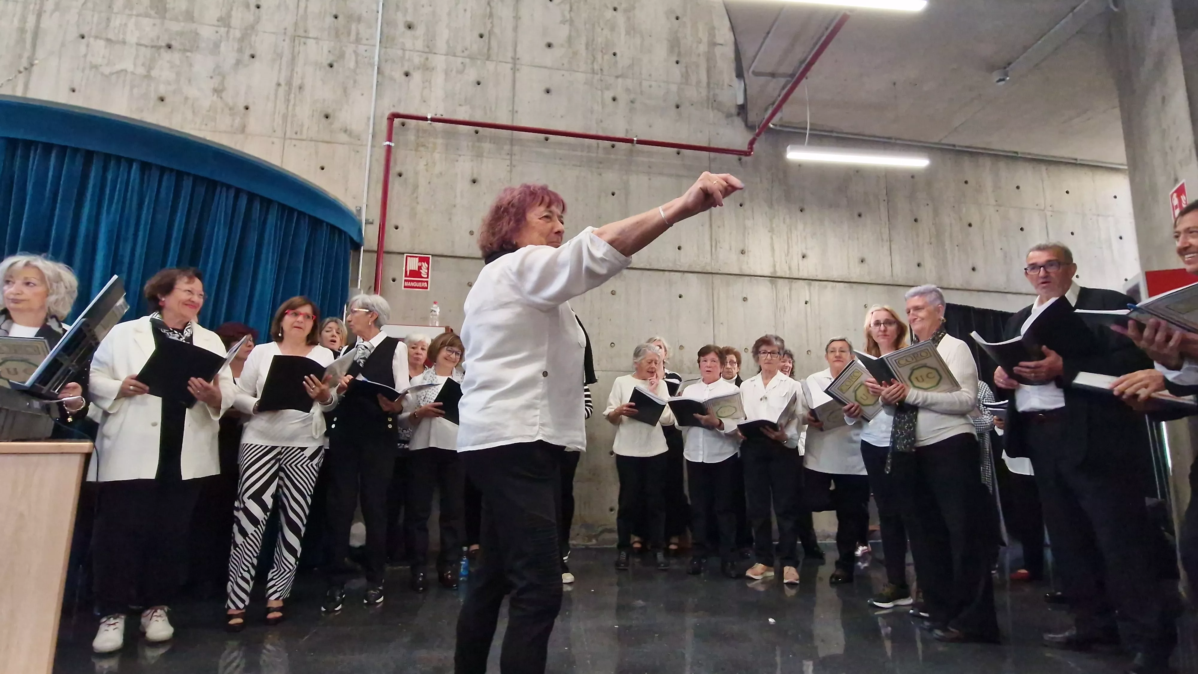 El Coro de la Universidad Ciudadana en el Barriofest 2024. Foto Myriam Martínez