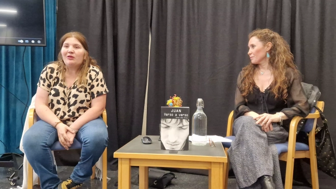 Carmen López y Pilar Tejero presentan "Juan verso a verso". Foto Myriam Martínez Carmen López y Pilar Tejero presentan "Juan verso a verso". Foto Myriam Martínez