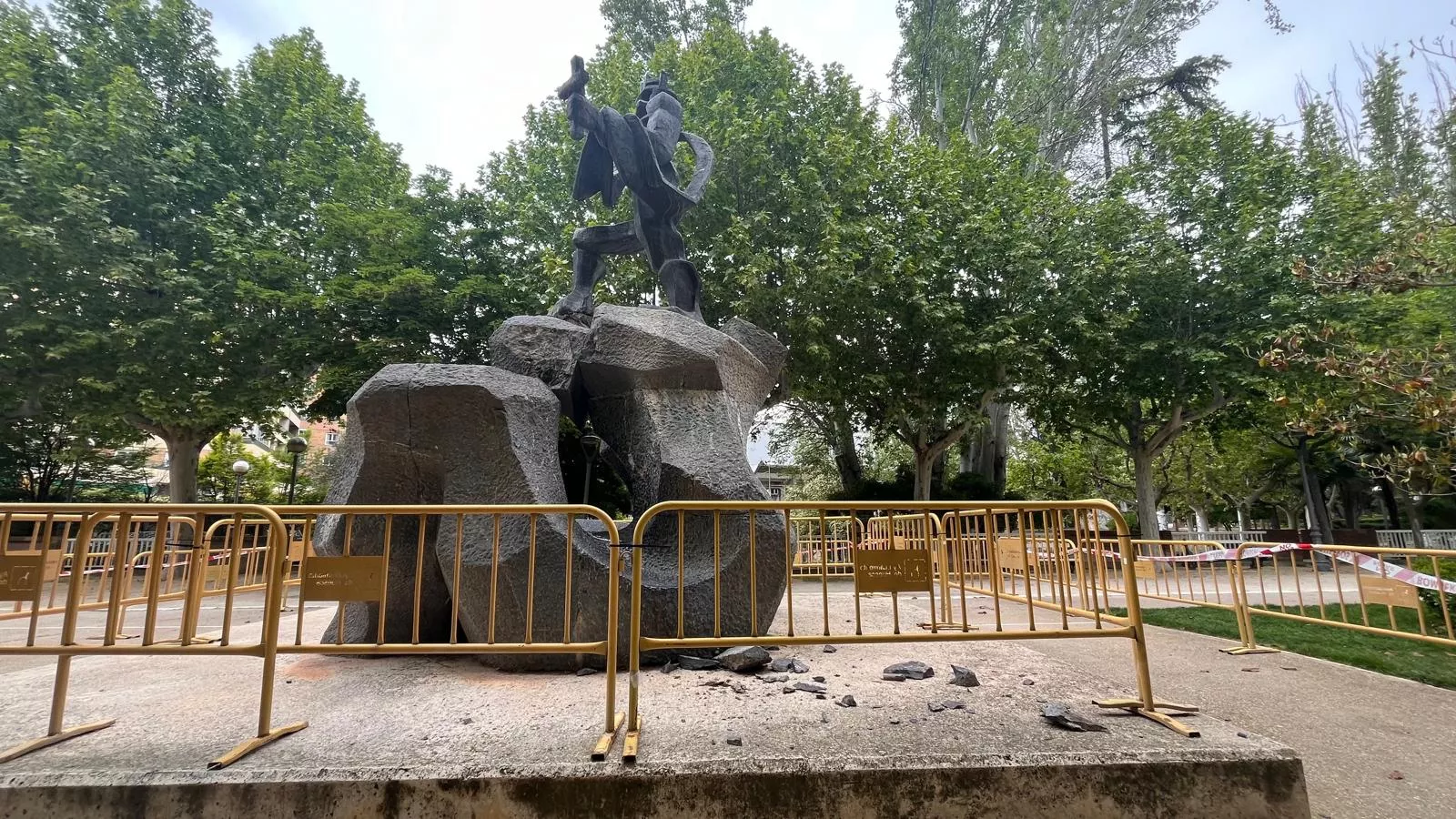 La estatua de los Reyes de Aragón sigue vallada desde el desprendimiento. Foto Mercedes Manterola La estatua de los Reyes de Aragón sigue vallada desde el desprendimiento. Foto Mercedes Manterola