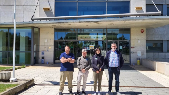 Los ponentes en la entrada de la Escuela Politécnica donde se han instalado dos de las cajas nido. Los ponentes en la entrada de la Escuela Politécnica donde se han instalado dos de las cajas nido.
