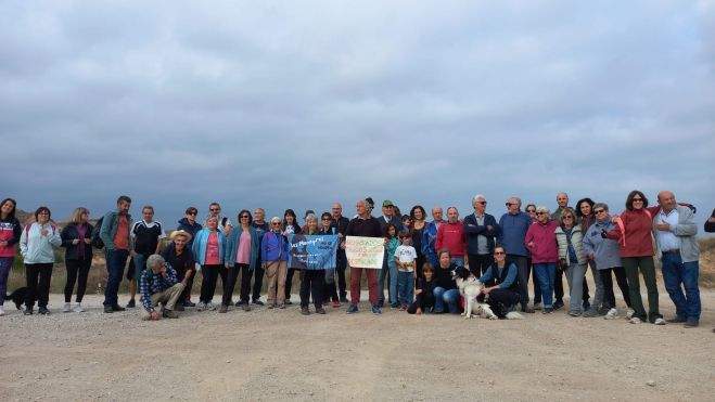 Participantes en la caminata contra la granja de cerdos que se construye junto al tozal Participantes en la caminata contra la granja de cerdos que se construye junto al tozal