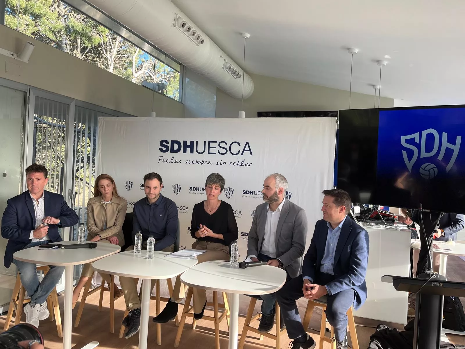 Blasco, Morales, Ibor, Echevarría, Garcés y Alfaro, en la mesa redonda. Foto: Adrián Mora