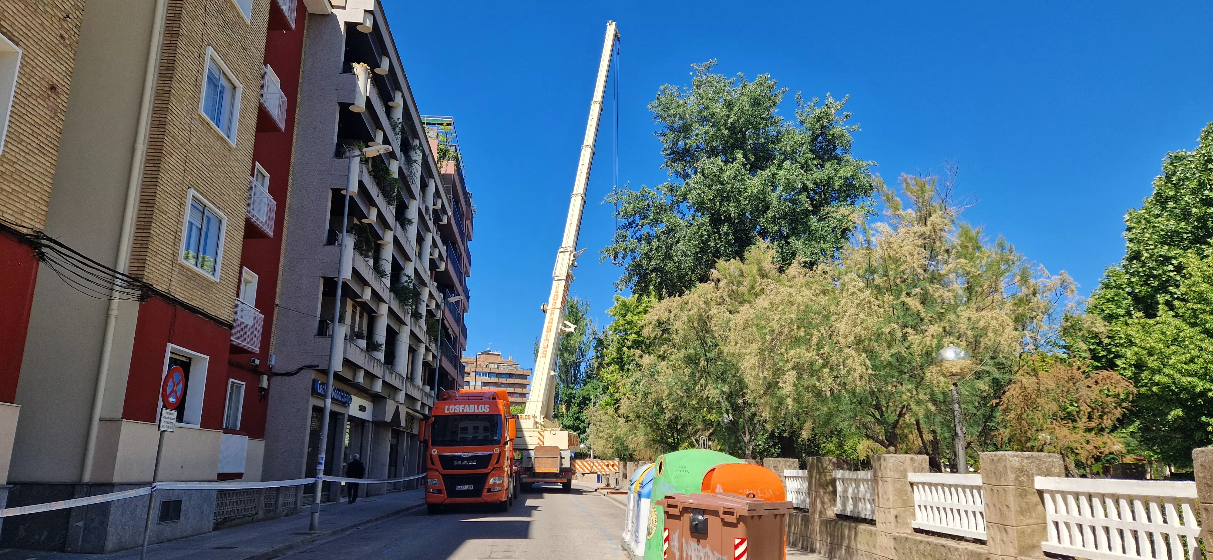 Colocación de la piedra del tributo a Orwell. Foto Myriam Martínez