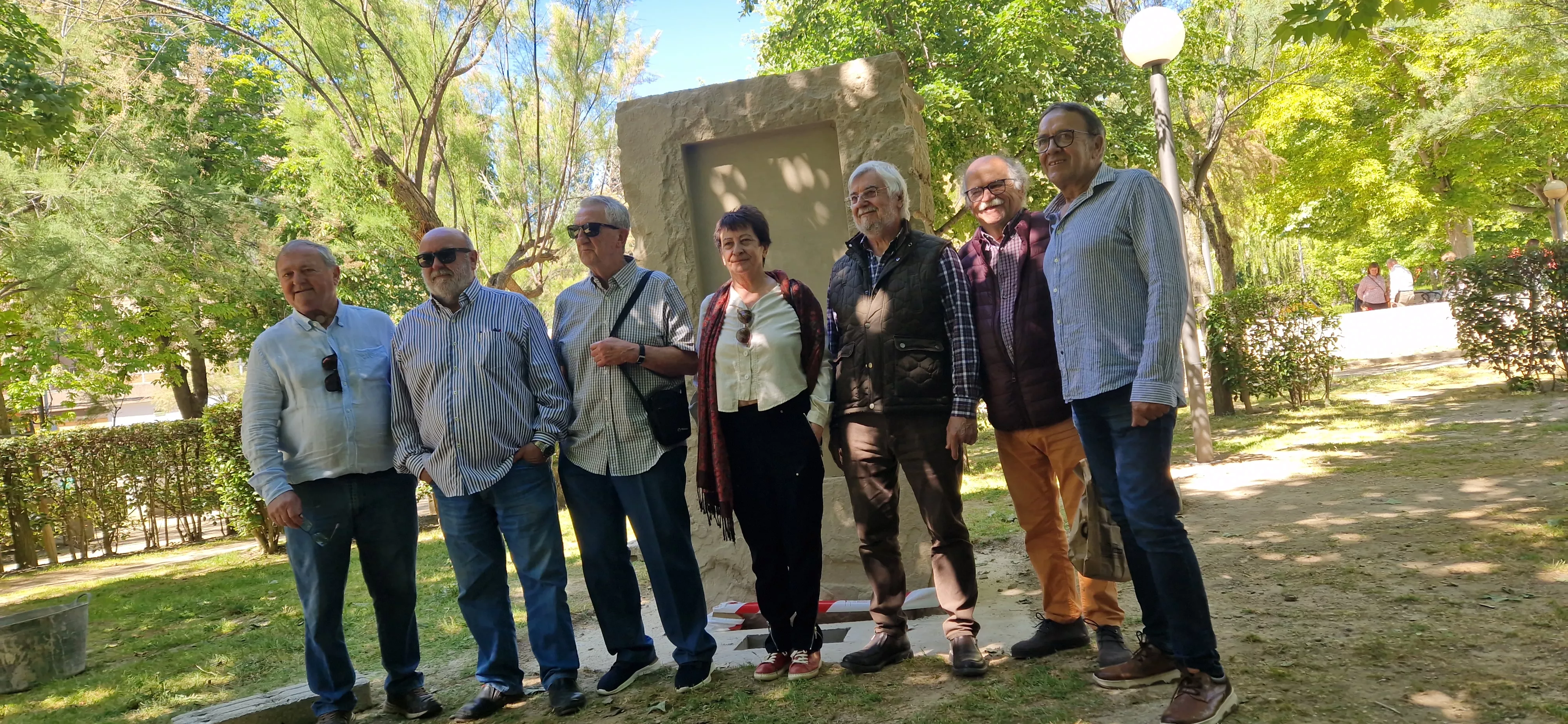 Colocación de la piedra del tributo a Orwell. Foto Myriam Martínez