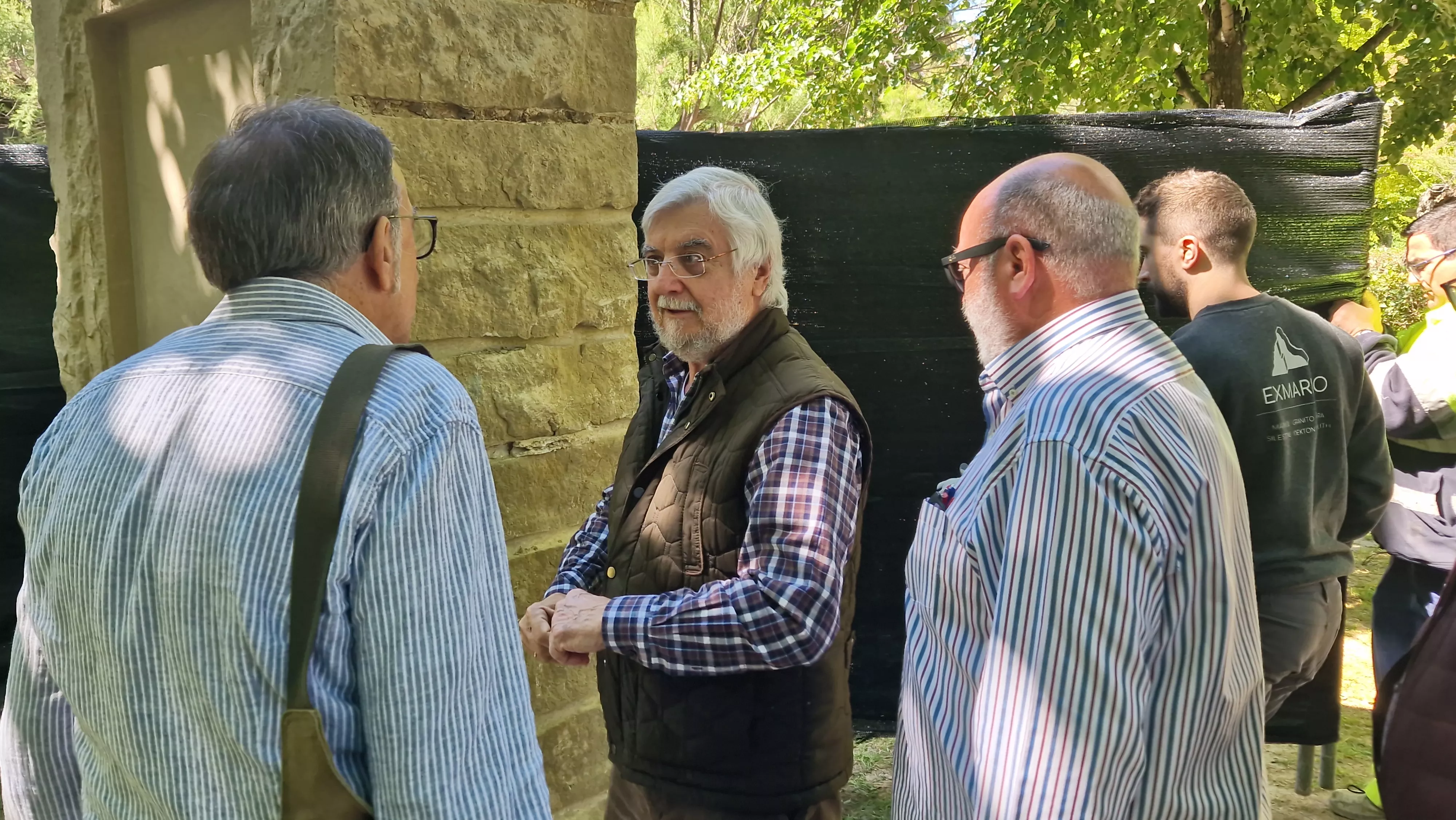 Colocación de la piedra del tributo a Orwell. Foto Myriam Martínez