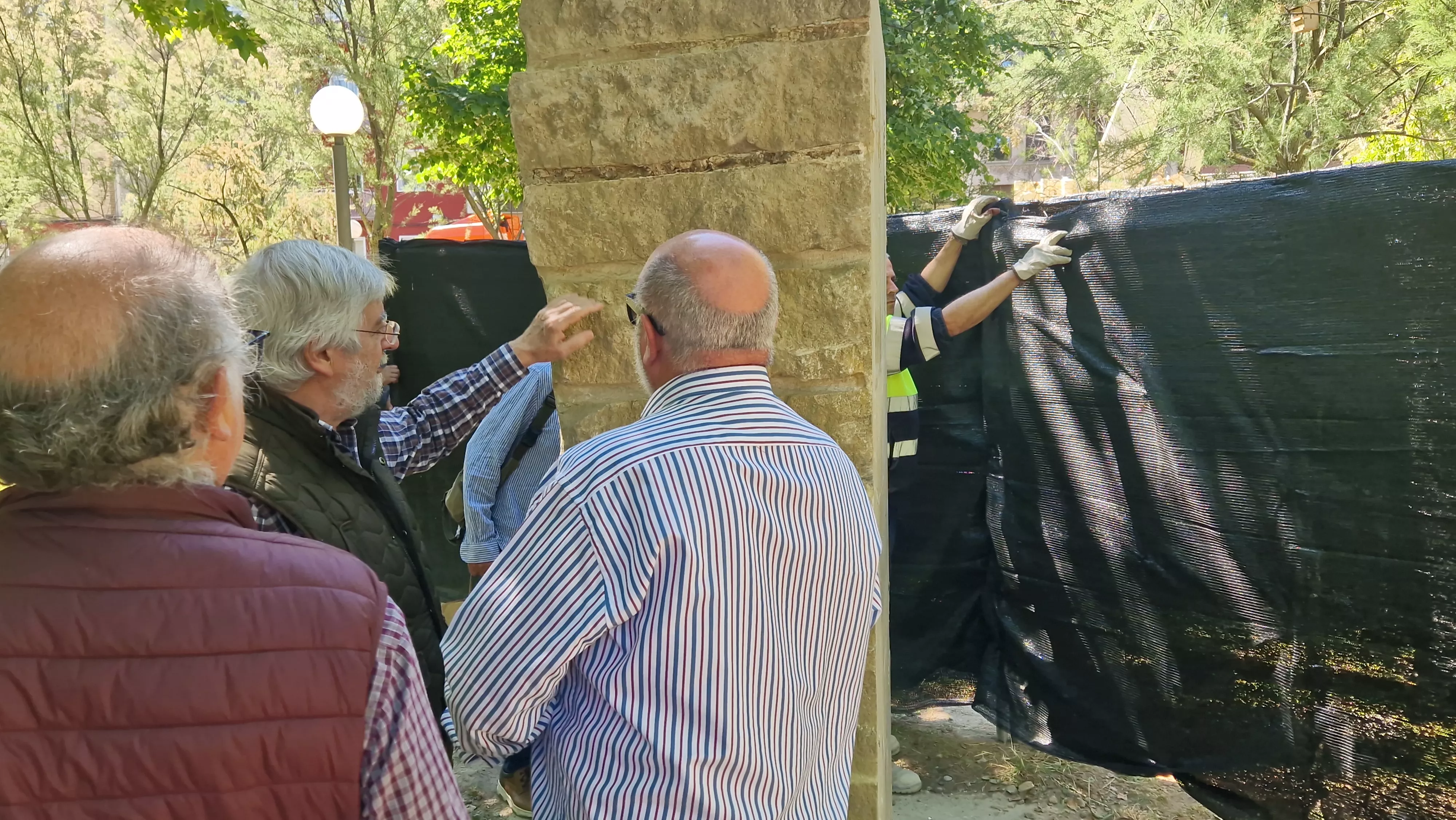 Colocación de la piedra del tributo a Orwell. Foto Myriam Martínez