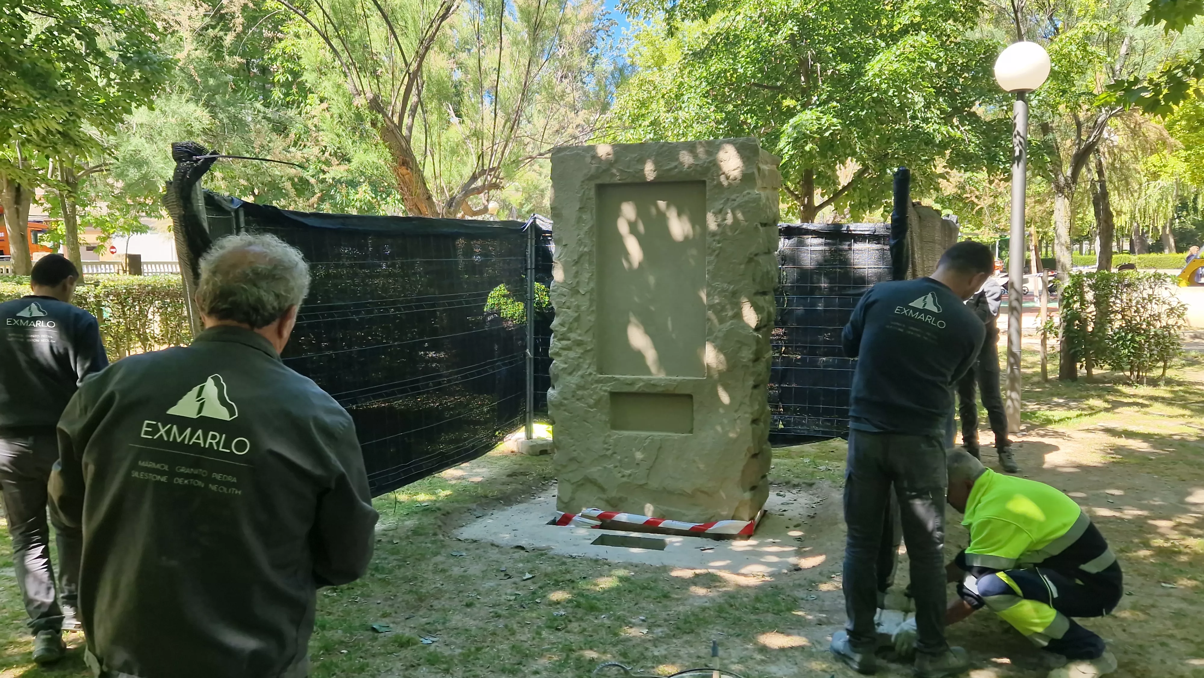 Colocación de la piedra del tributo a Orwell. Foto Myriam Martínez