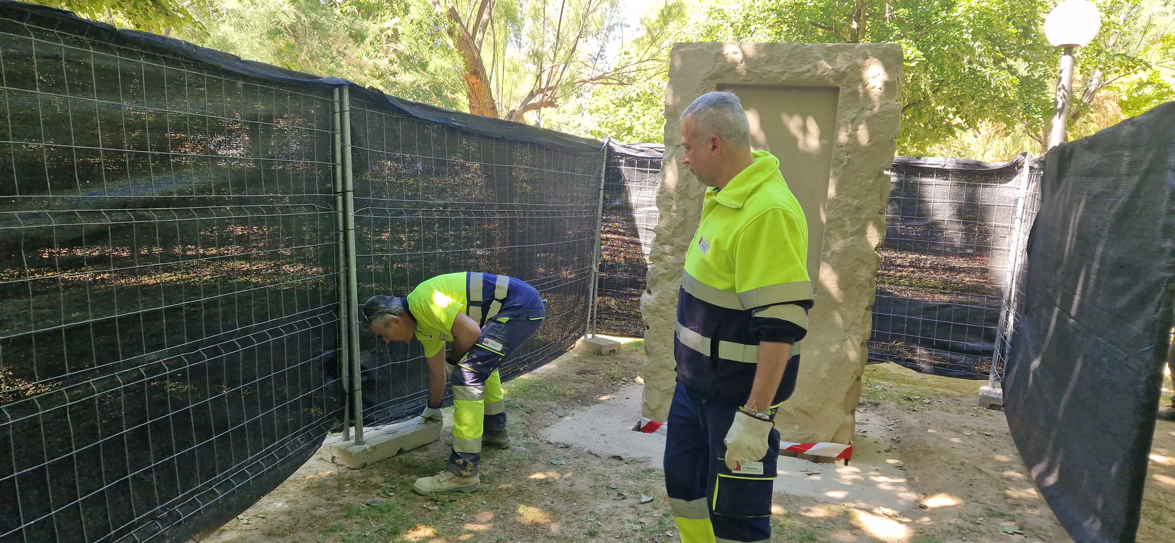 Colocación de la piedra del tributo a Orwell. Foto Myriam Martínez