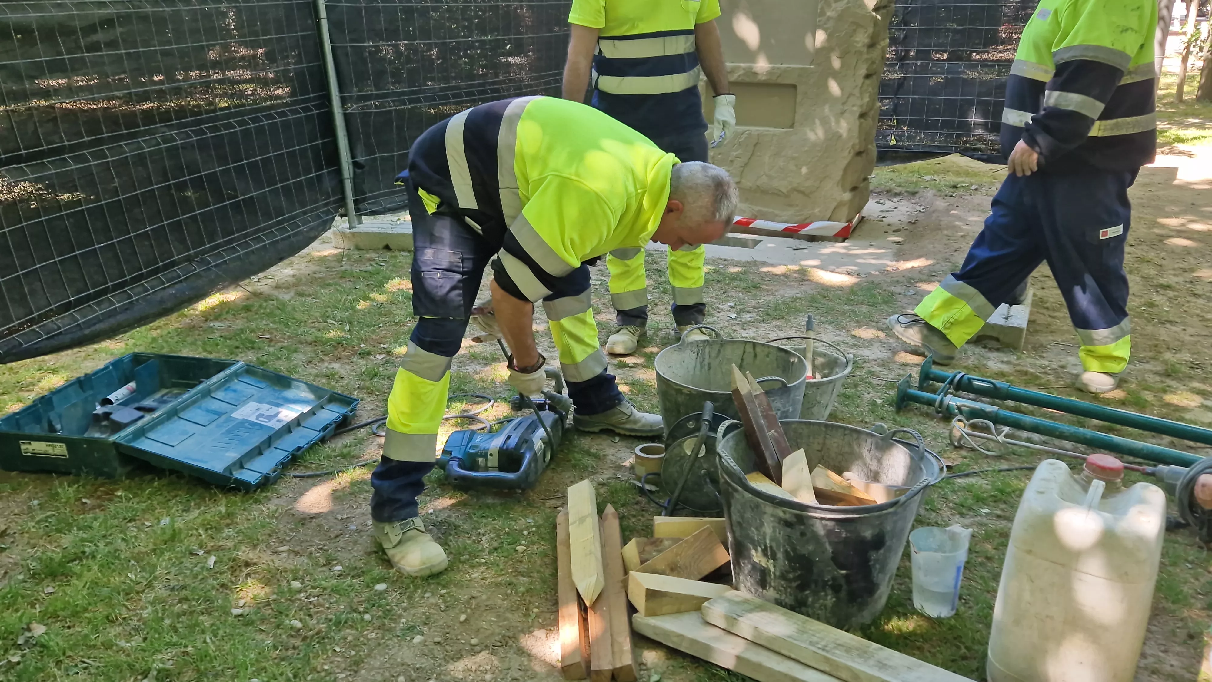 Colocación de la piedra del tributo a Orwell. Foto Myriam Martínez