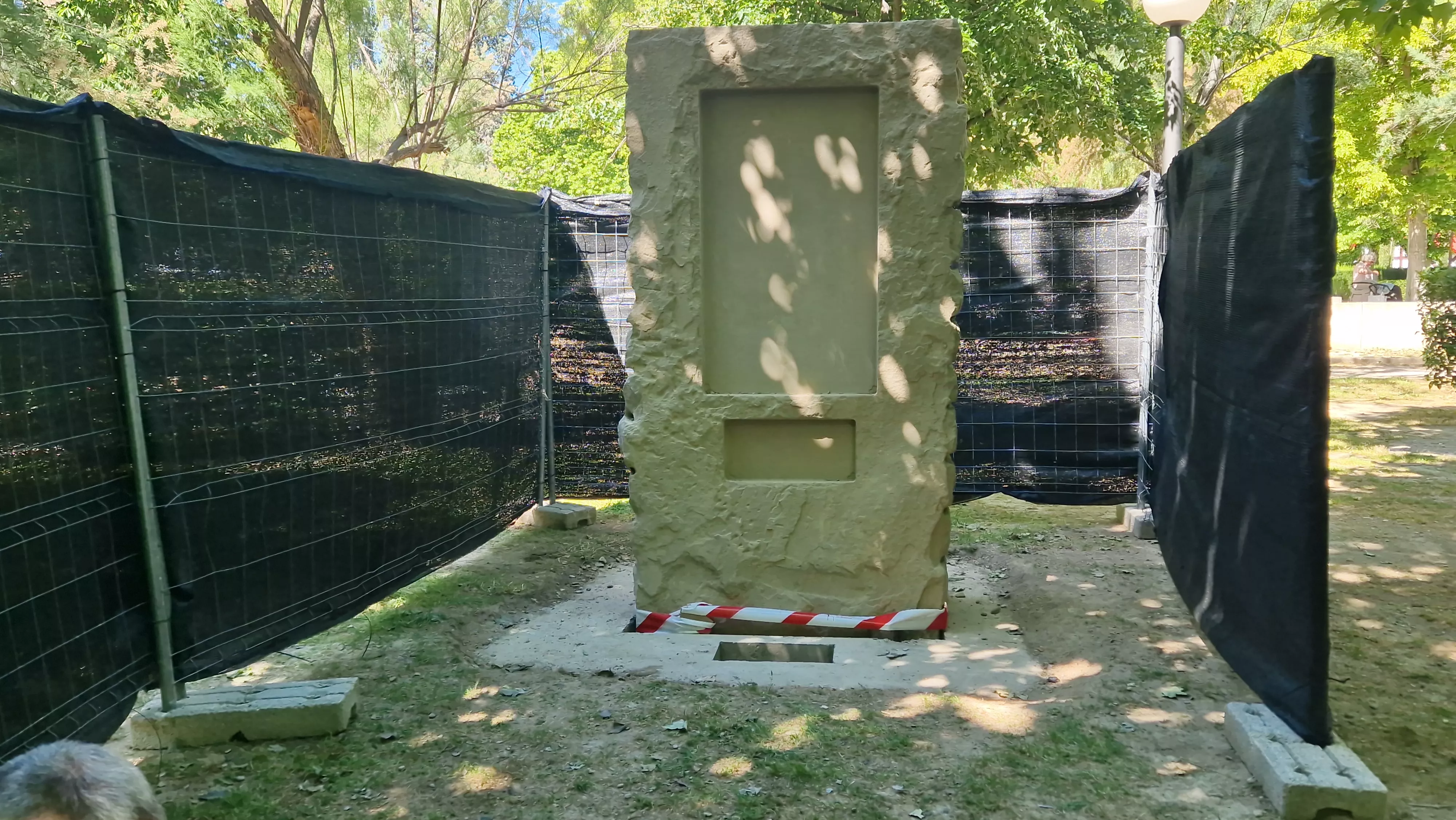 Colocación de la piedra del tributo a Orwell. Foto Myriam Martínez